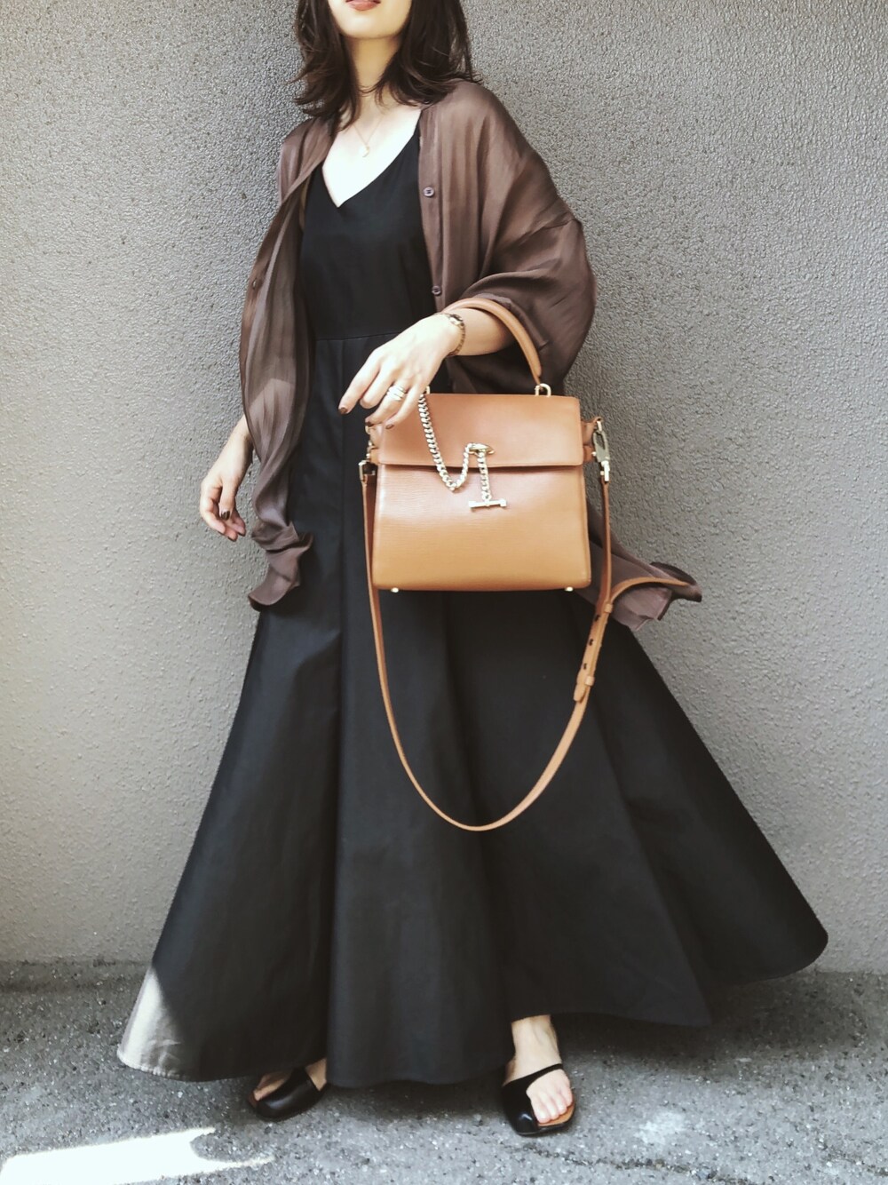 ブラウン系のシャツ/ブラウス、ベージュ系のハンドバッグ、ブラック系のワンピースを着用したレディースの秋コーディネートの1枚目の写真