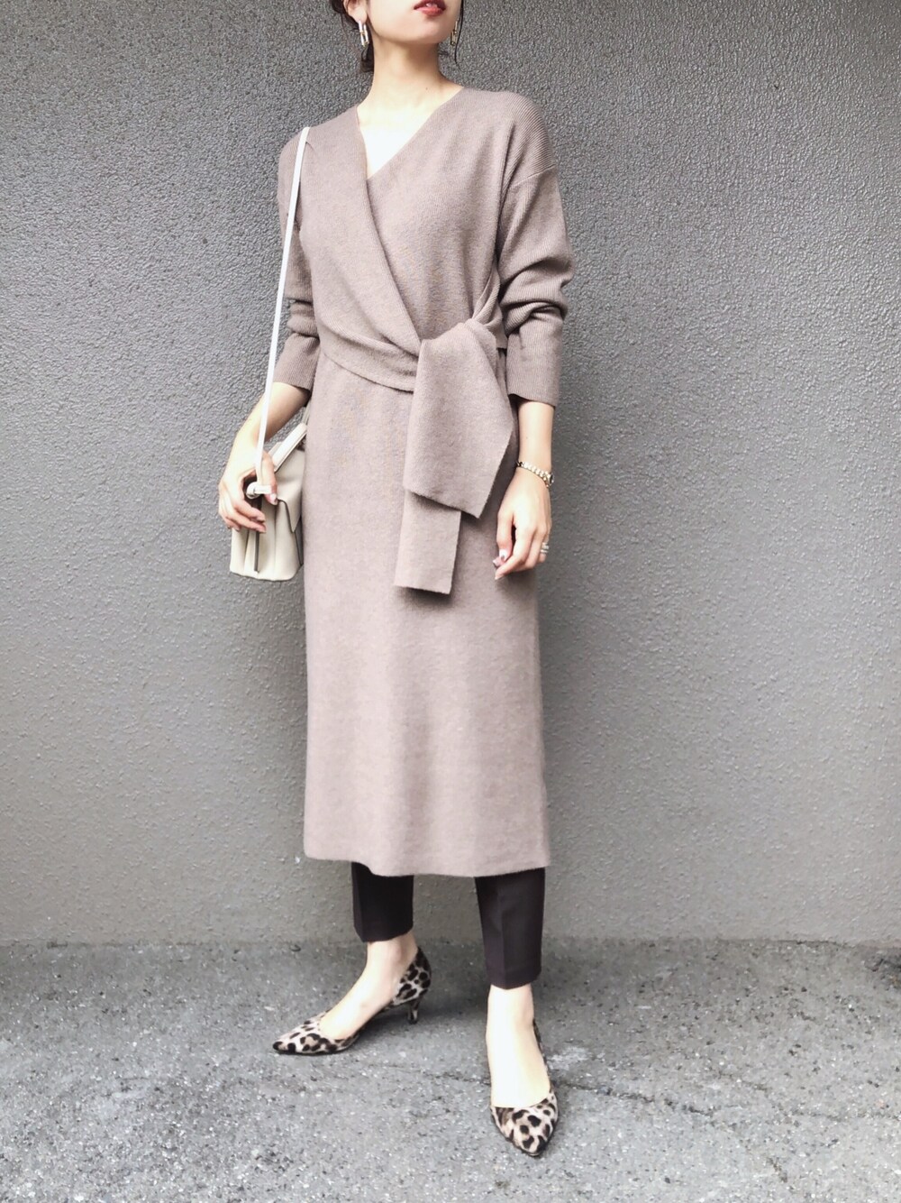 「レイヤードスタイル、レオパード柄、パンツスタイル、ニットワンピース、ワンピース、カシュクール、ブラウンコーデ、ワントーンコーデ、秋コーデ、GU」｜「GUのアイテム（ワンピース、ベージュ系）」を使った、さくらさん（レディース・163cm）の秋コーディネートの1枚目の写真