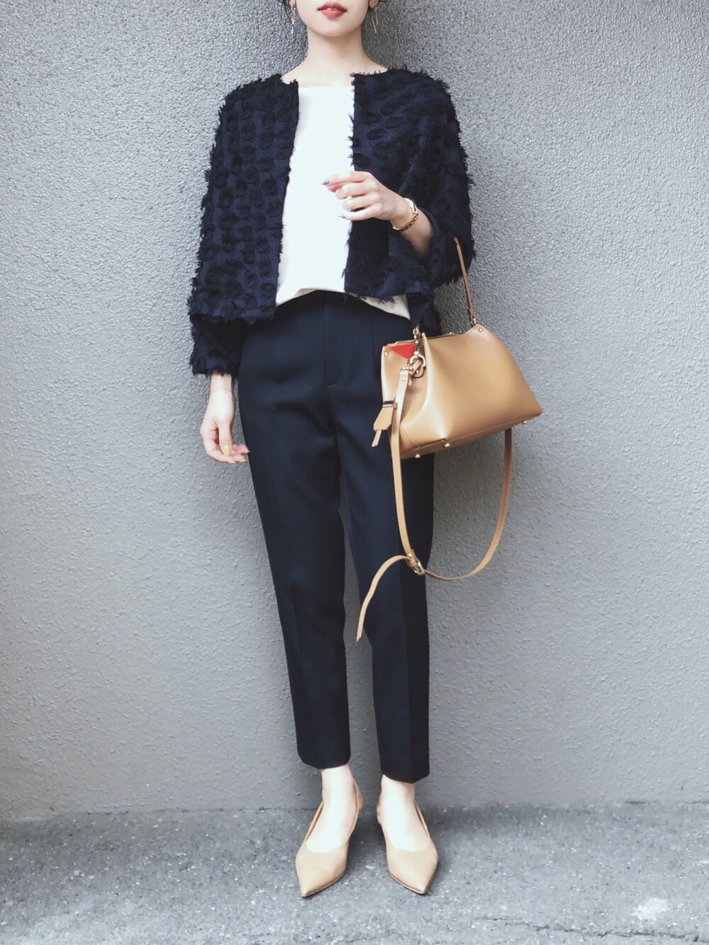 ブルー系のノーカラージャケット、ベージュ系のシャツ/ブラウス、イエロー系のショルダーバッグを着用したレディースの春コーディネートの1枚目の写真