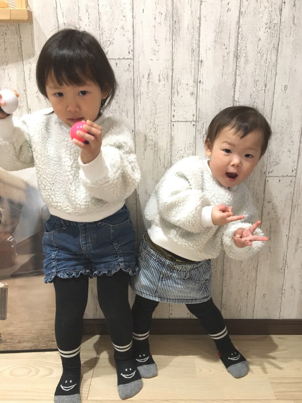 「姉妹コーデ、おんなのこ、モコモコニット、雪だるま、デニム、おちゃけの2人、トトロ」｜「petit mainのワイドシルエットボアトレーナー（スウェット、ホワイト系）」を使った、HanaRinさん（キッズ・90cm）の冬コーディネートの1枚目の写真