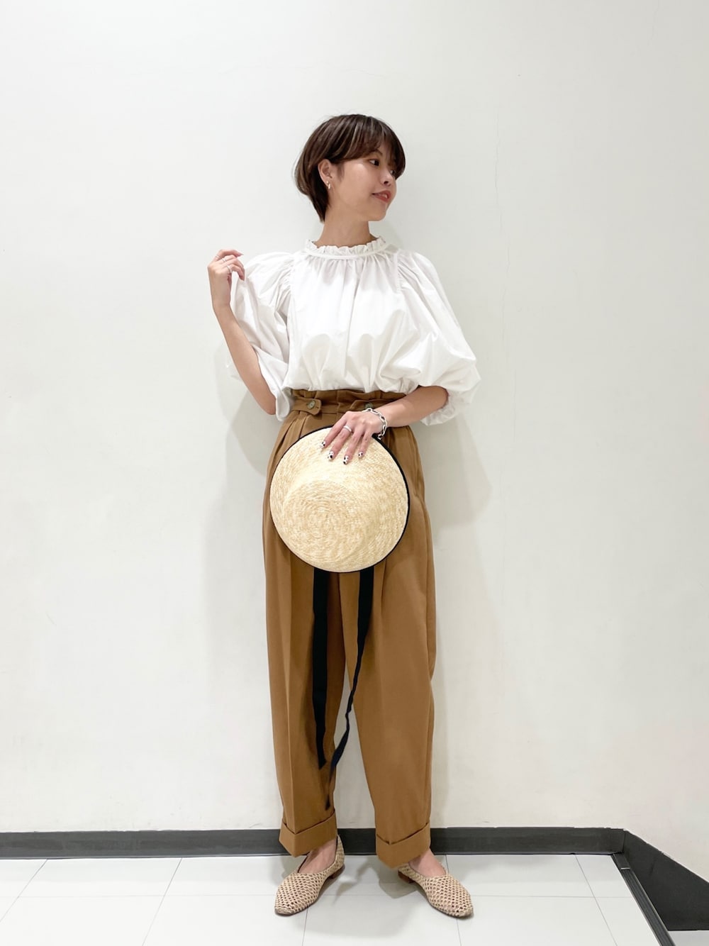 「apartbylowrys、アパートバイローリーズ、オトナカジュアル、キレイめカジュアル、おしゃれさんと繋がりたい、リラックススタイル、パンツスタイル、ブラウス、春夏コーデ、休日スタイル」｜「A part byのCoフリルスキッパーチュニック 946943（シャツ/ブラウス、ホワイト系）」を使った、ａｉｋａさん（レディース・168cm）の春コーディネートの1枚目の写真
