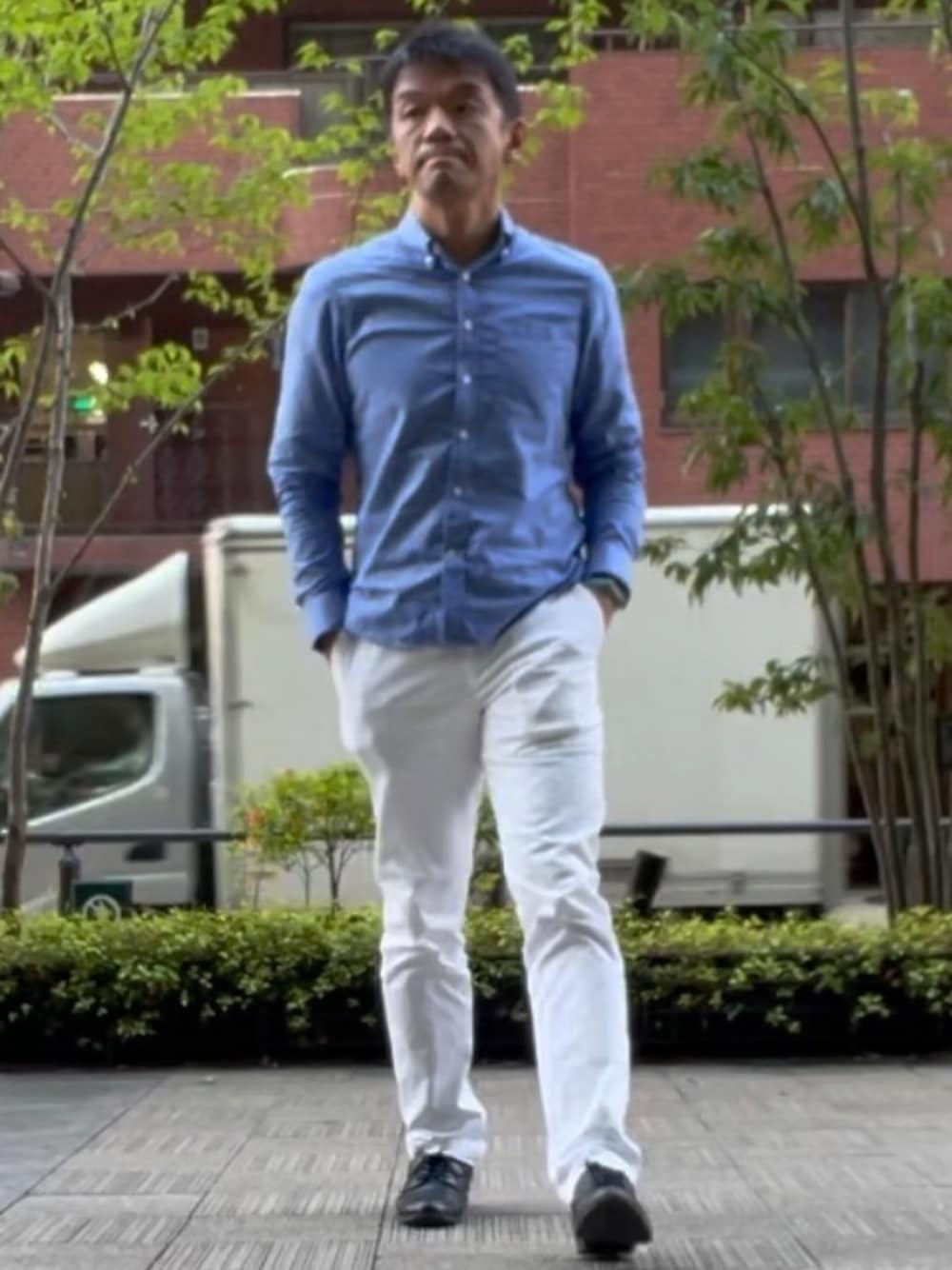 ブルー系のシャツ/ブラウス、ホワイト系のチノパンツ、ブラック系のシューズを着用したメンズの春コーディネートの1枚目の写真