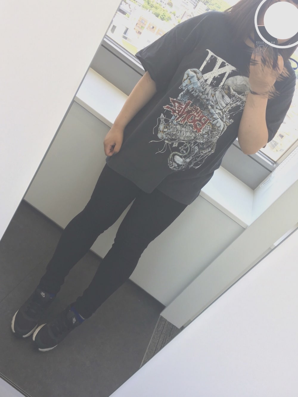 「グレー、でぶ、ぽっちゃり、ロックT、フェス、The BONEZ、ライブ、NIKE、黒スキニー」｜「NIKEのNIKE WMNS AIR MAX INVIGOR (BLACK/METALLIC SILVER-WHITE)【SP】（スニーカー、ブラック系）」を使った、あちゃんさん（レディース・170cm）の夏コーディネートの1枚目の写真