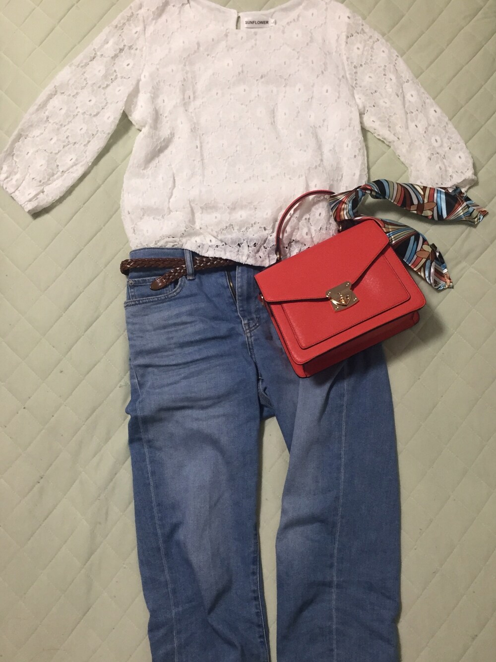 ブルー系のデニムパンツ、ホワイト系のシャツ/ブラウスを着用したレディースの夏コーディネートの1枚目の写真