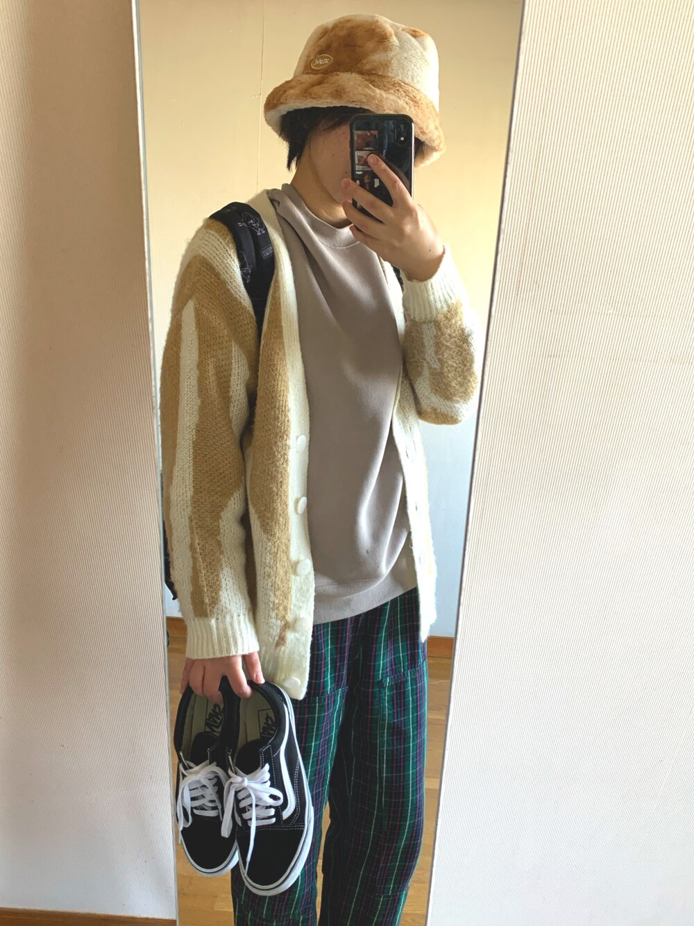 「秋のコーデ、休日スタイル、スニーカーコーデ、お洒落さんとつながりたい、ショートヘア、ボーイッシュ、チェックパンツ、ジーユーコーデ、コラボアイテム」｜「X-girlのFUR BUCKET HAT（ハット、ベージュ系）」を使った、ぴょりさん（レディース・165cm）の秋コーディネートの1枚目の写真
