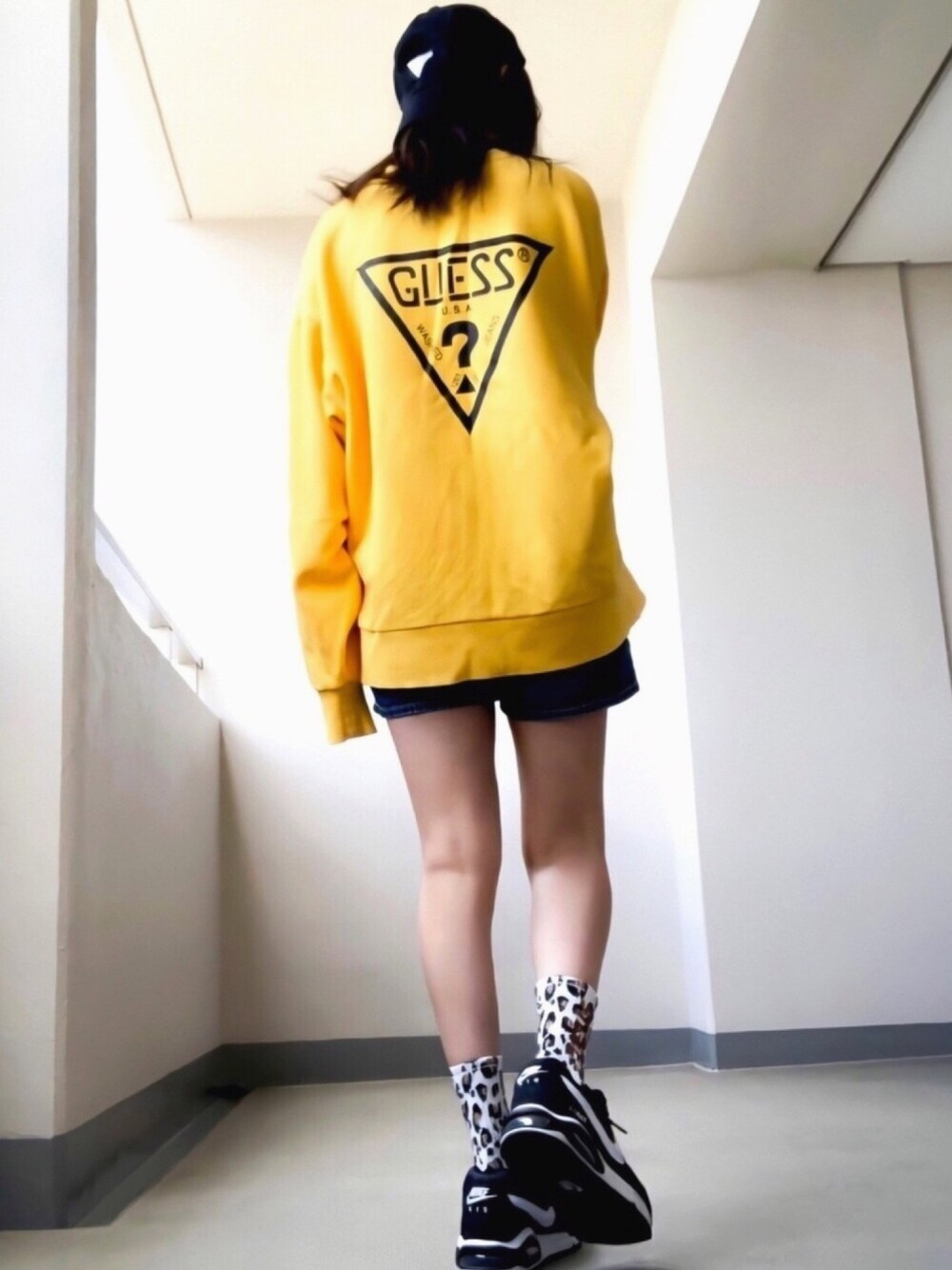 「guess、NIKE AIR MAX、NIKE、トレーナー、キャップ女子、メンズライク、ストリート、ストリート女子、ストリートコーデ、イエロー」｜「Guessのアイテム（スウェット、イエロー系）」を使った、ゆんゆんさん（レディース・156cm）の春コーディネートの1枚目の写真