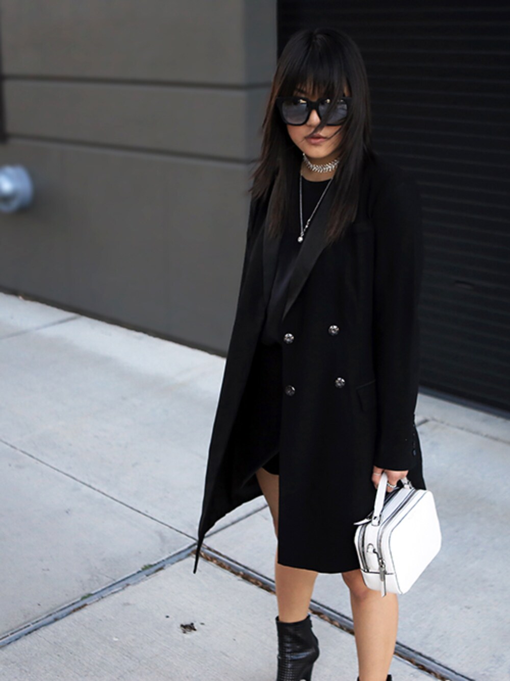 ホワイト系のハンドバッグを着用したレディースの春コーディネートの1枚目の写真