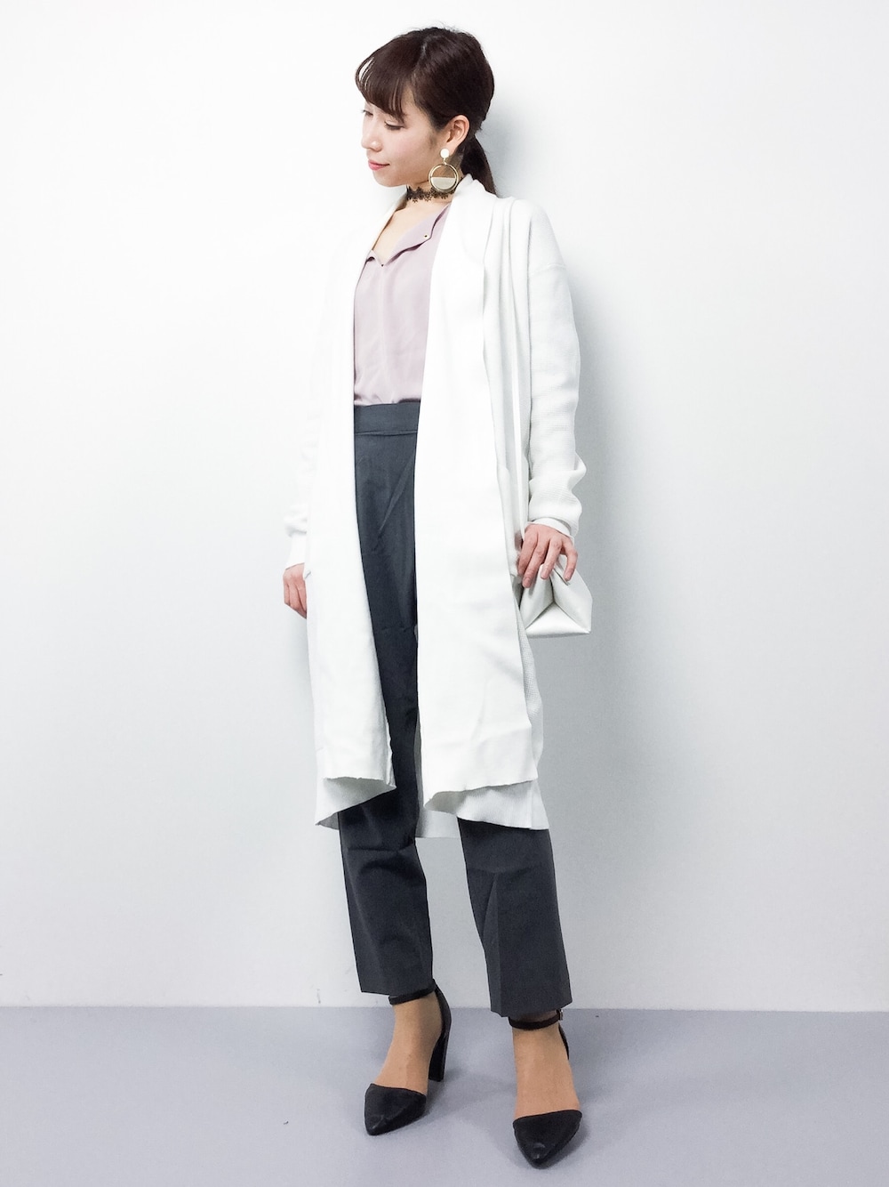 ホワイト系のニット/セーターを着用したレディースの冬コーディネートの1枚目の写真