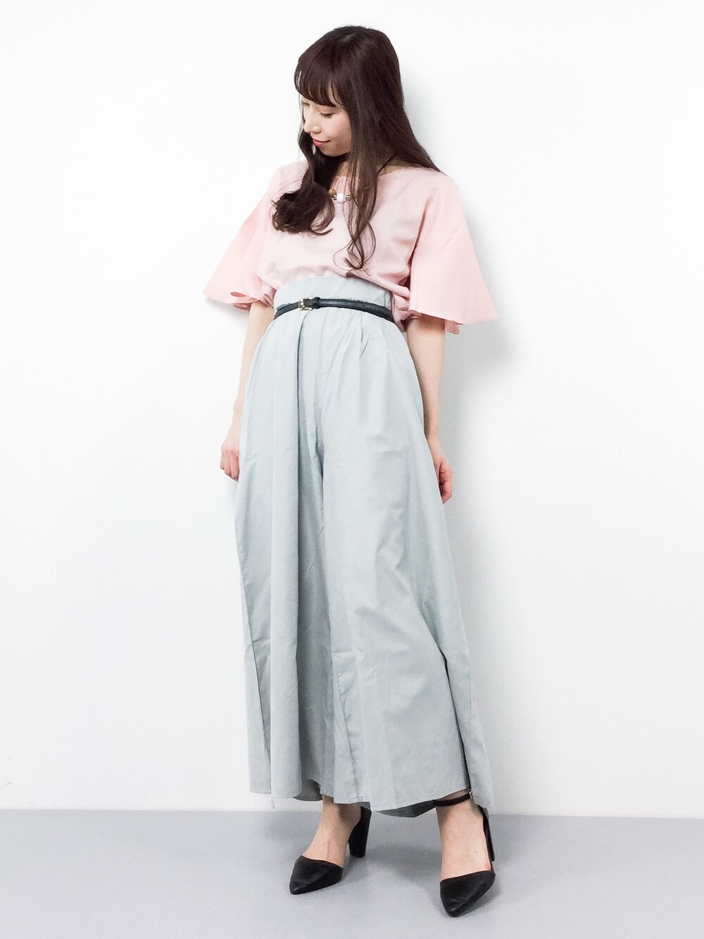 「ガウチョパンツ、袖フレア、ガウチョ」｜「MERLOTのバックリボンフレア袖トップス4954（シャツ/ブラウス、ピンク系）」を使った、田中彩央里さん（レディース・158cm）の冬コーディネートの1枚目の写真