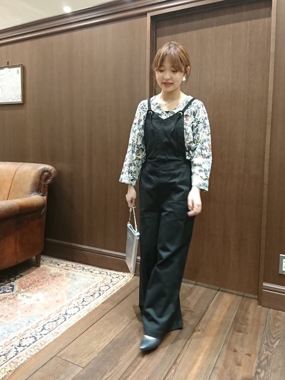 「カジュアル、柄シャツ、花柄、サロペット、シルバー、ラフスタイル、ポシェット、春コーデ、ボタニカル柄、低身長」｜「NOMBRE IMPAIRのモノクロボタニカル Vネックブラウス（シャツ/ブラウス、ブラック系）」を使った、mis.さん（レディース・149cm）の春コーディネートの1枚目の写真