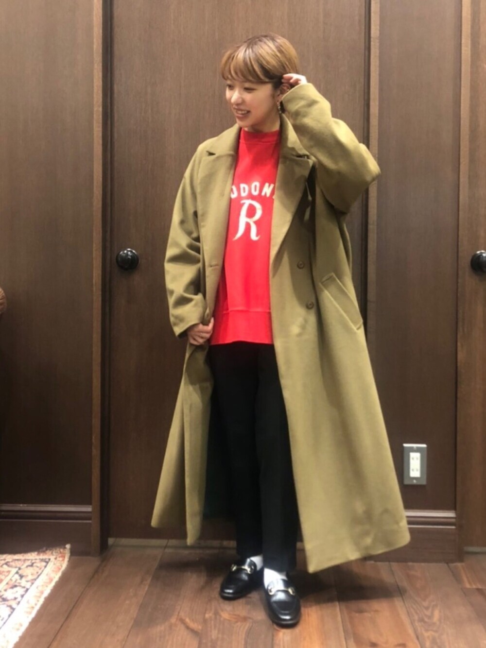 「ロングコート、スウェット、ローファー、ベージュ、レッド、低身長、低身長コーデ、ootd、秋冬コーデ」｜「NOMBRE IMPAIRのITA ﾗｲﾄﾒﾙﾄﾝ　ﾀﾞﾌﾞﾙﾛﾝｸﾞｺｰﾄ（チェスターコート、ベージュ系）」を使った、mis.さん（レディース・149cm）の秋コーディネートの1枚目の写真