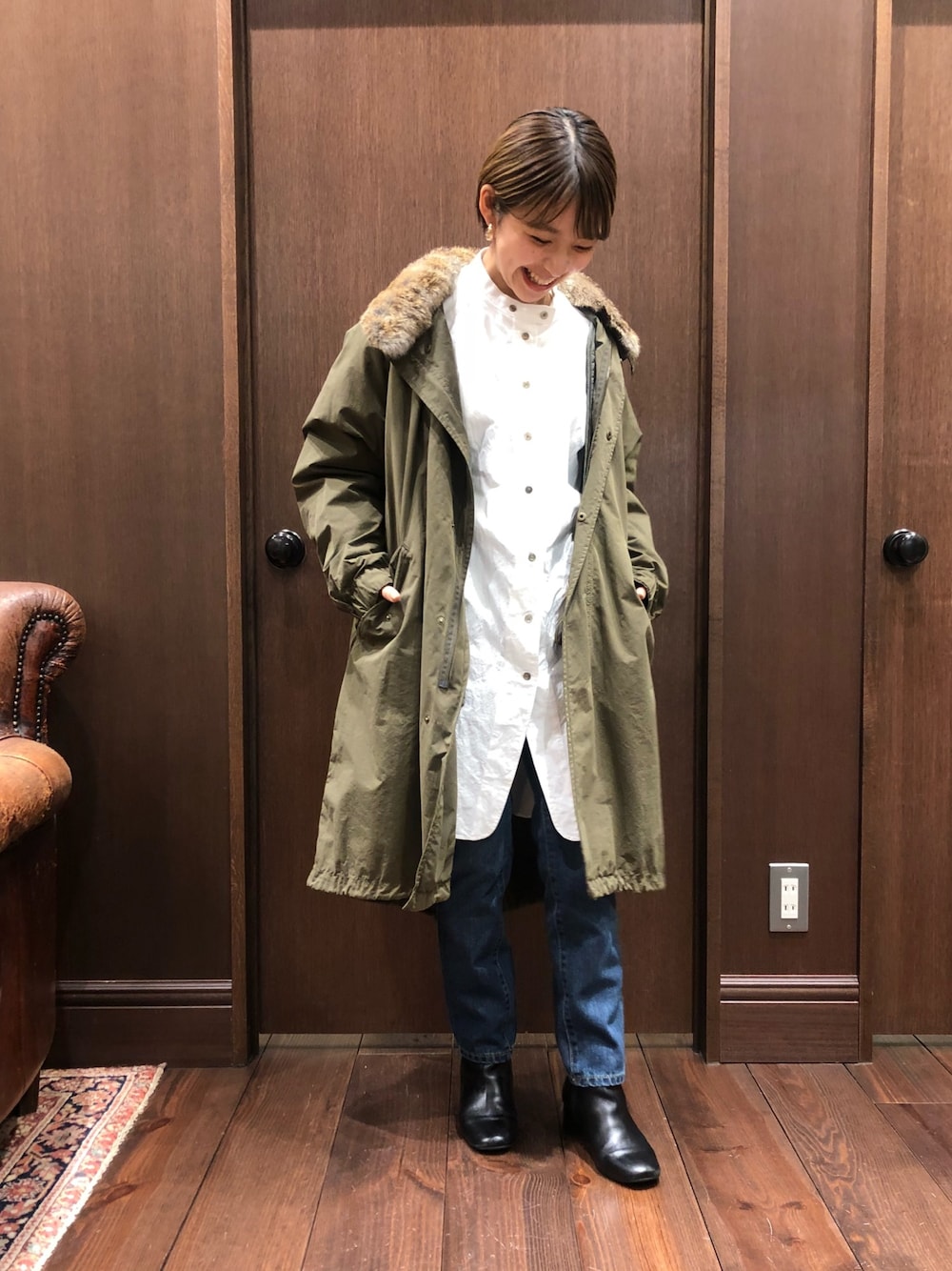「ブラウス、デニム、ブラウス×デニム、ブーツ、アウター、ショートブーツ、ootd、低身長、低身長コーデ」｜「NOMBRE IMPAIRのペイズリーJQ　ロングシャツ（シャツ/ブラウス、ホワイト系）」を使った、mis.さん（レディース・149cm）の冬コーディネートの1枚目の写真