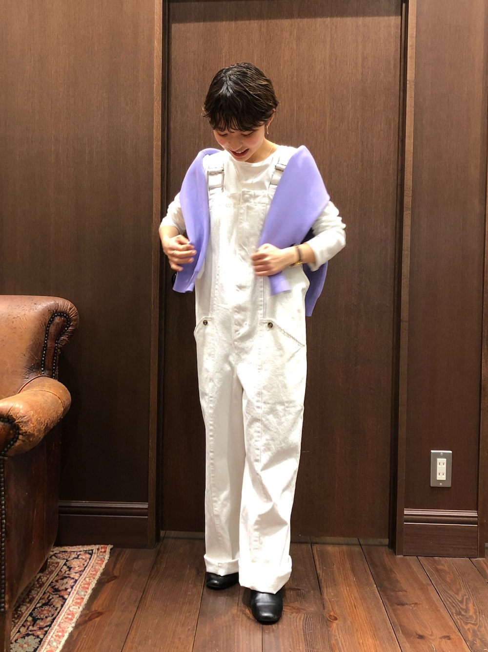 「サロペット、ボーイッシュ、ニット、パープル、低身長、低身長コーデ、ootd、春コーデ、カジュアル、ホワイトコーデ」｜「NOMBRE IMPAIRのストレッチポリエステル　Ｖネックニット（ニット/セーター、パープル系）」を使った、mis.さん（レディース・149cm）の冬コーディネートの1枚目の写真