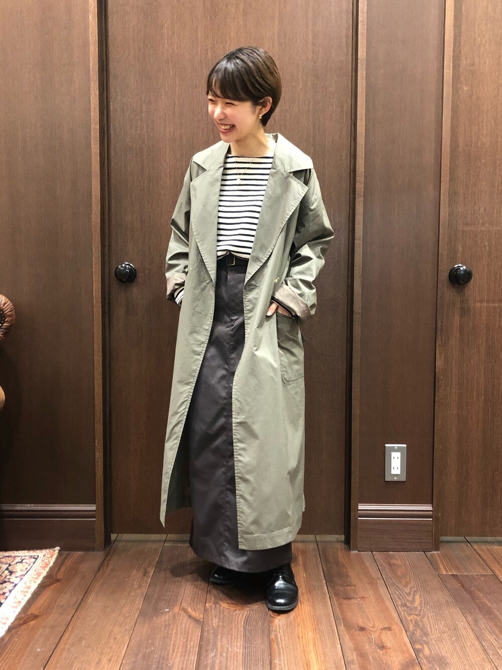 「トレンチコート、ボーダー、タイトスカート、春コーデ、ootd、カジュアル、春のコーデ、低身長、低身長コーデ、春アウター」｜「NOMBRE IMPAIRの【BBM】80/-タイプライター ダブルロングコート（その他アウター、グリーン系）」を使った、mis.さん（レディース・149cm）の冬コーディネートの1枚目の写真