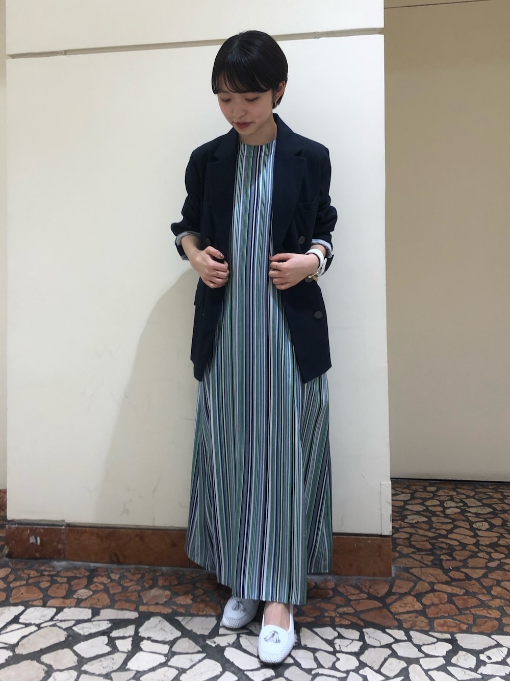 「ワンピース、ワンピーススタイル、メッシュサンダル、ootd、低身長、低身長コーデ、春コーデ、春夏コーデ、ストライプ、マルチストライプ」｜「NOMBRE IMPAIRのトリコチンストレッチ Wブレストジャケット（テーラードジャケット、ブルー系）」を使った、mis.さん（レディース・149cm）の春コーディネートの1枚目の写真