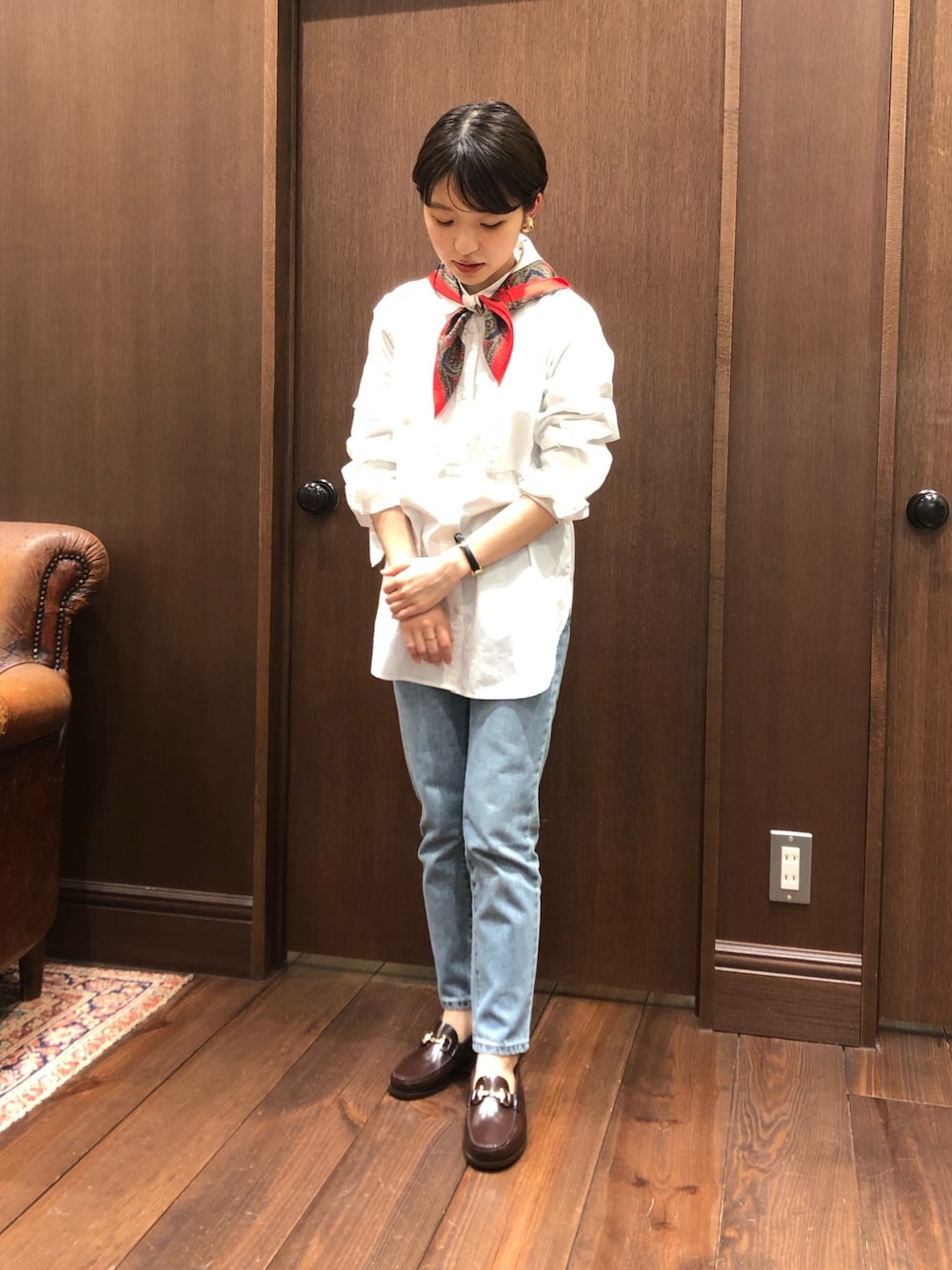 「デニム、シャツスタイル、シャツ、ビットローファー、スカーフ、ヴィンテージ、シンプルコーデ、ootd、低身長、低身長コーデ」｜「NOMBRE IMPAIRのコットンブロード ロングシャツ（シャツ/ブラウス、ホワイト系）」を使った、mis.さん（レディース・149cm）の春コーディネートの1枚目の写真