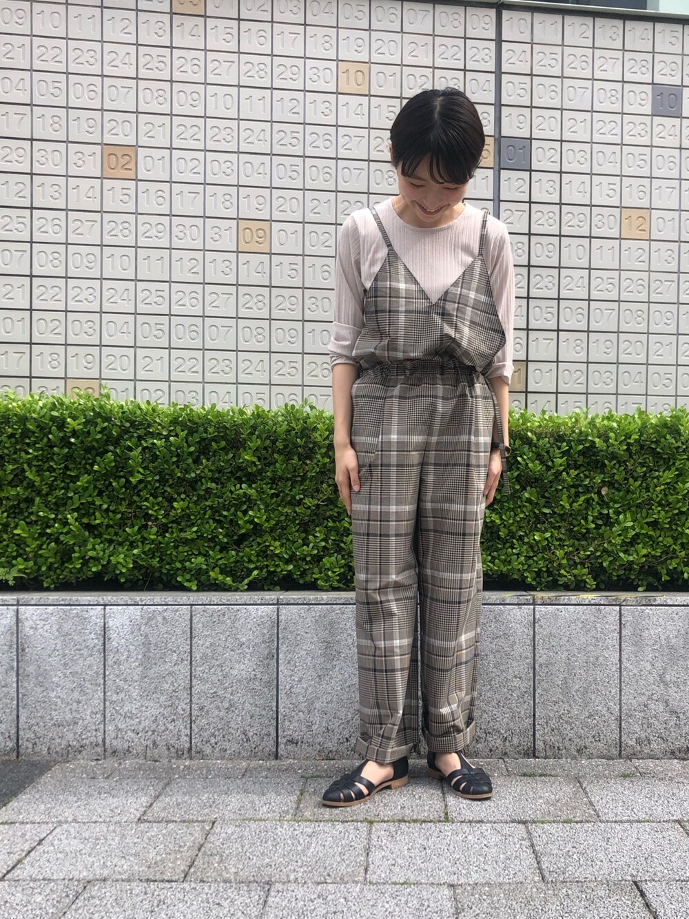 「サロペット、チェック、夏コーデ、春コーデ、リラックススタイル、グルカサンダル、低身長、低身長コーデ、ootd、クラシカル」｜「FIL DE FERのシアーテレコ　クルーネックカットソー（Tシャツ/カットソー、ホワイト系）」を使った、mis.さん（レディース・149cm）の春コーディネートの1枚目の写真