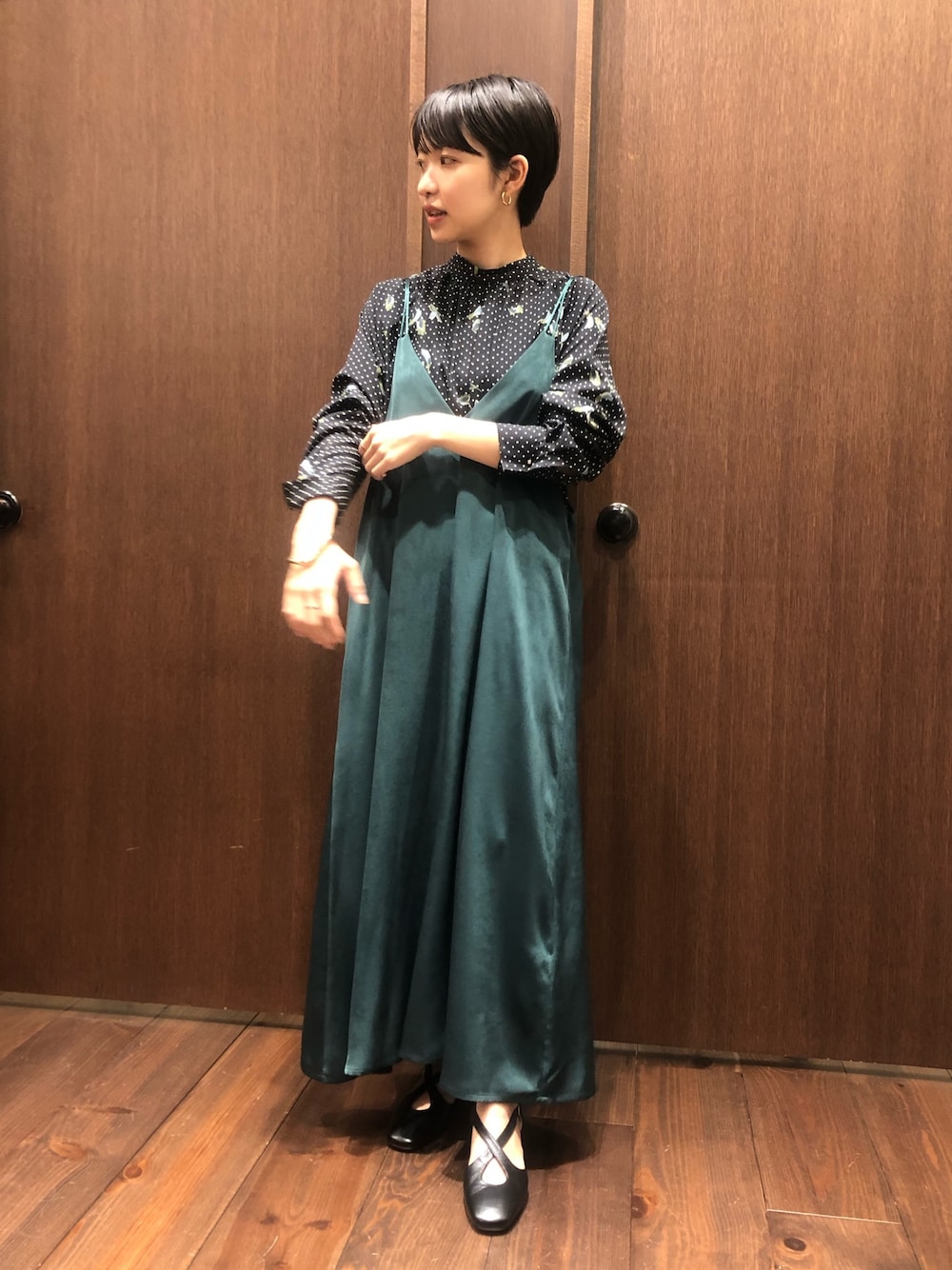 「キャミワンピ、ブラウス、スタンドネック、柄ブラウス、秋のコーデ、秋コーデ、低身長、低身長コーデ、ショートヘア、ootd」｜「NOMBRE IMPAIRのドット＆リーフPT　スタンドブラウス（シャツ/ブラウス、ブラック系）」を使った、mis.さん（レディース・149cm）の秋コーディネートの1枚目の写真