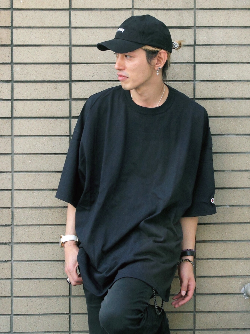 ブラック系のTシャツ/カットソー、ブラック系のデニムパンツ、ブラック系のキャップを着用したメンズの夏コーディネートの1枚目の写真