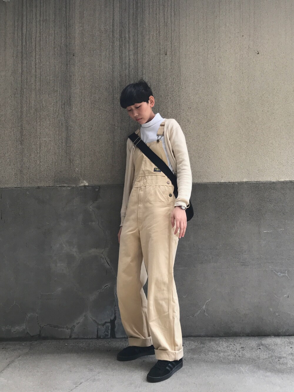 「オーバーオール」｜「OSHKOSHの古着（サロペット/オーバーオール、イエロー系）」を使った、アソウさん（レディース・165cm）の春コーディネートの1枚目の写真