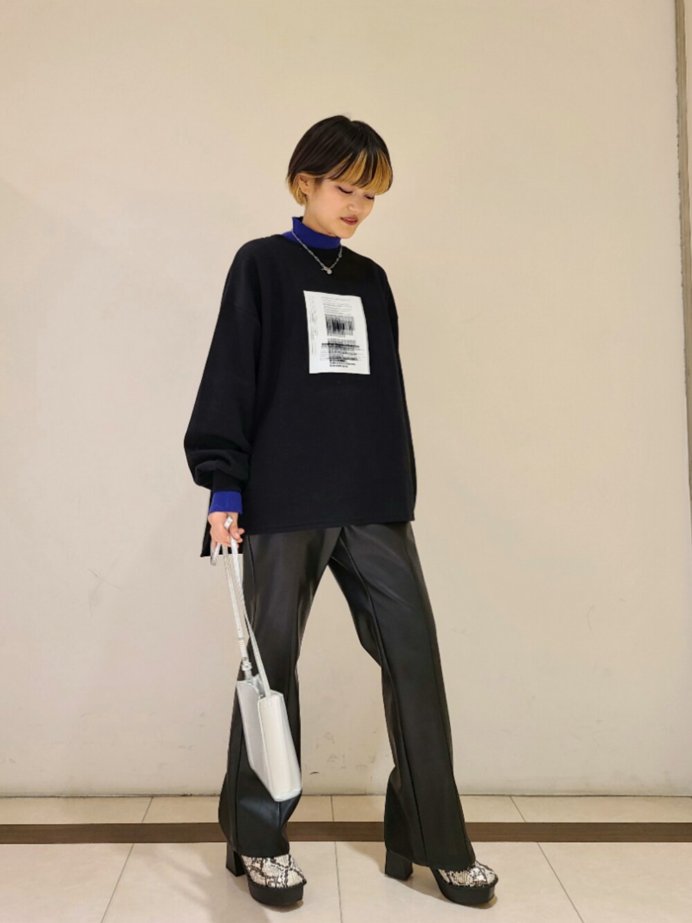 「モノトーン、パイソン柄、モード、レザーパンツ、スウェット、カラーニット」｜「PAGEBOYのエコレザーバックスリットパンツ（パンツ、ブラック系）」を使った、トリマイ🐣さん（レディース・154cm）の秋コーディネートの1枚目の写真