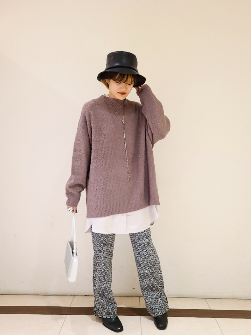 「シンプル、低身長、くすみカラー、フレアパンツ、バケットハット、レザー、PAGEBOY、スクエアトゥ、シルバーアクセサリー、レイヤードスタイル」｜「PAGEBOYのハイネックソフトフェザーニット（ニット/セーター、ブラウン系）」を使った、トリマイ🐣さん（レディース・154cm）の冬コーディネートの1枚目の写真
