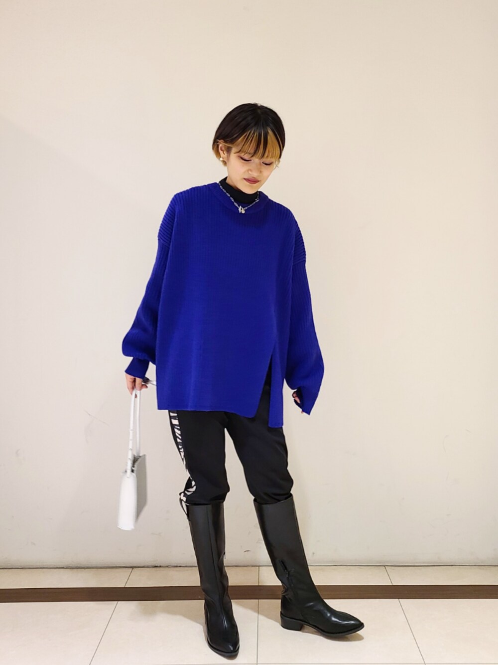 「レイヤードスタイル、ニット、ロングブーツ、ショルダーバッグ、ゼブラ柄、モード、ブルー、ブーツイン」｜「PAGEBOYのフロントスリットプルオーバー（ニット/セーター、ブルー系）」を使った、トリマイ🐣さん（レディース・154cm）の冬コーディネートの1枚目の写真
