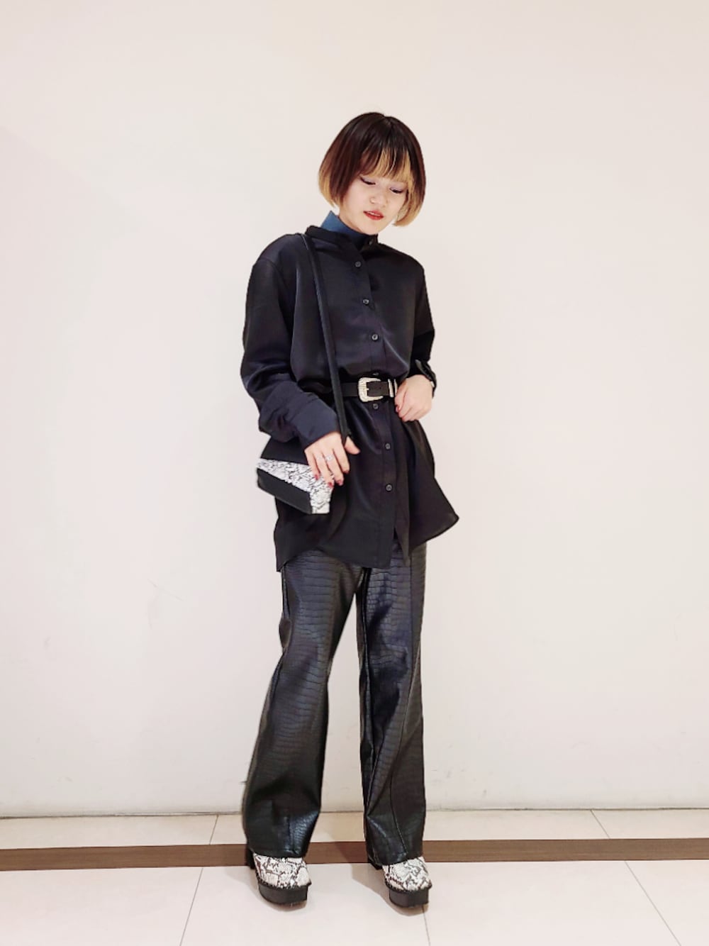 「パンツスタイル、モノトーンコーデ、カラーニット、サテンシャツ、レザーパンツ、パイソン柄、クロコダイル、ウエストマーク、モード、PAGEBOY」｜「PAGEBOYのリブハイネックニットロングスリーブ（ニット/セーター、ブルー系）」を使った、トリマイ🐣さん（レディース・154cm）の冬コーディネートの1枚目の写真