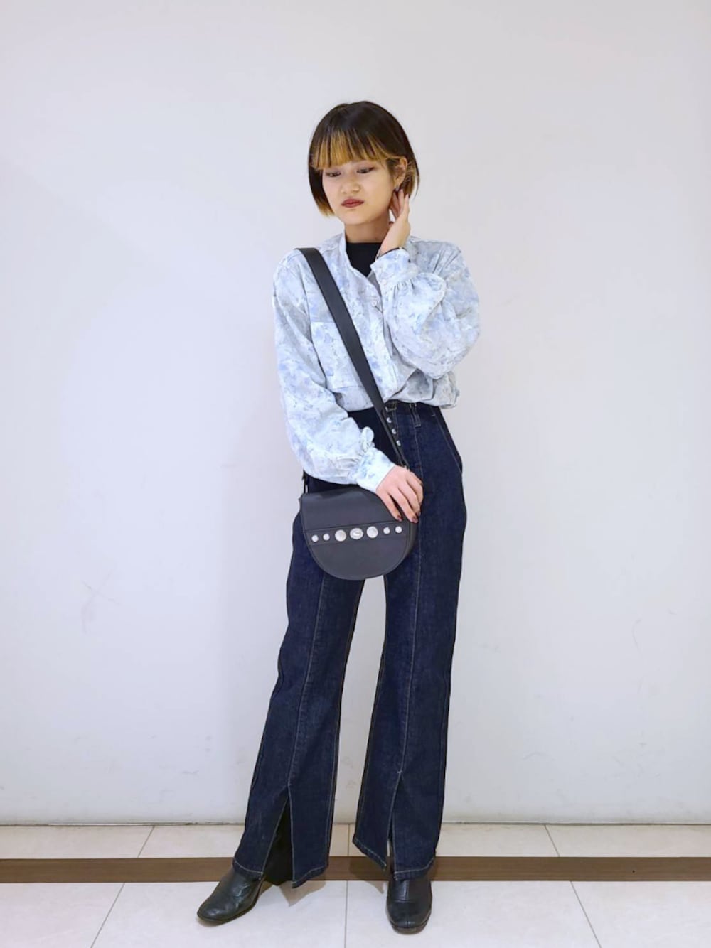 「パンツスタイル、低身長コーデ、ショートブーツ、デニムパンツ、春カラー、ハイネック、シャツスタイル、ショルダーバッグ、スタイルアップ、PAGEBOY」｜「PAGEBOYのリブハイネックニットロングスリーブ（ニット/セーター、ブラック系）」を使った、トリマイ🐣さん（レディース・154cm）の冬コーディネートの1枚目の写真