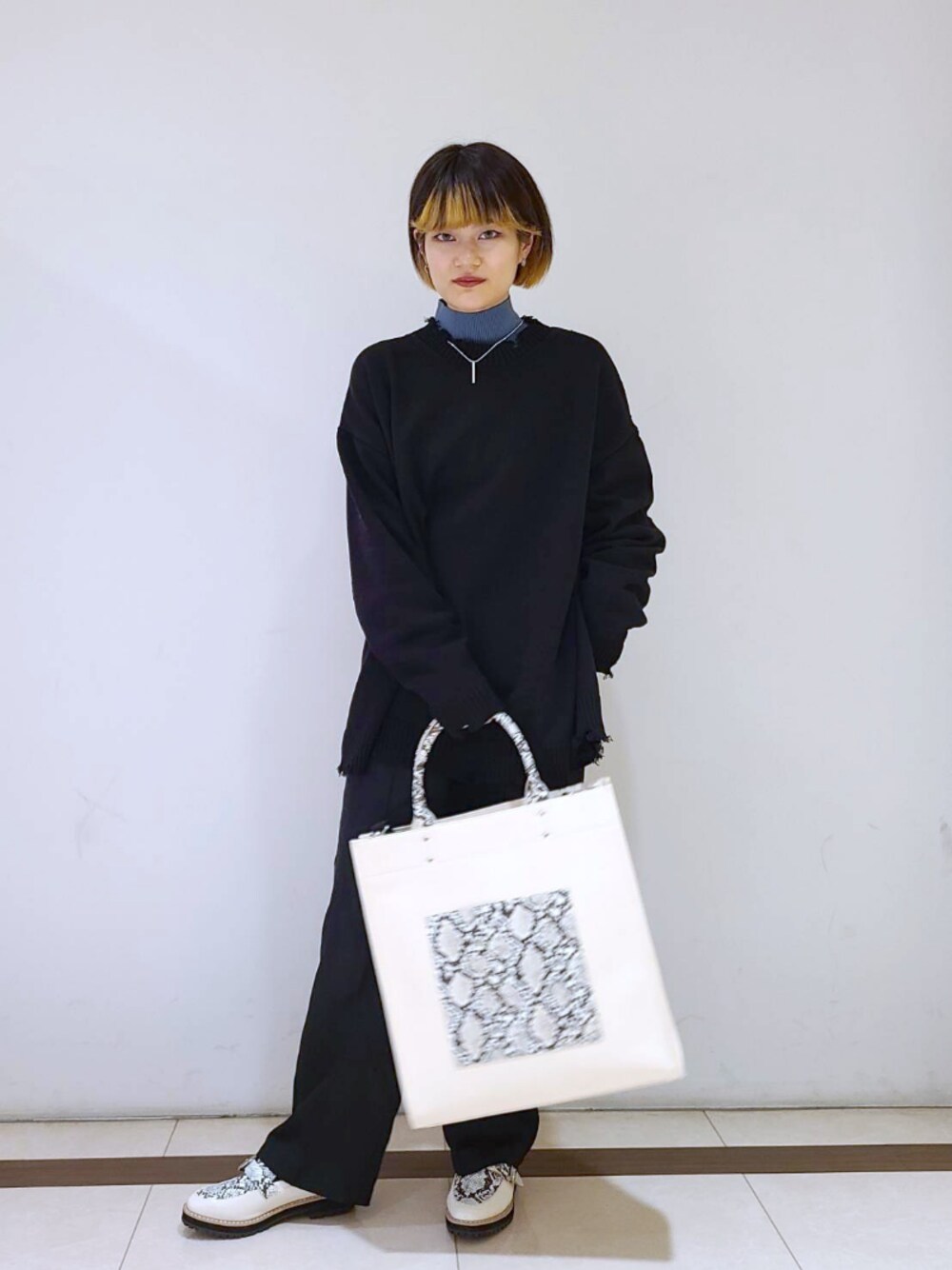 「休日スタイル、カジュアルコーデ、オーバーサイズ、ローファー、カラーニット、パイソン柄、シルバーアクセサリー、PAGEBOY、ダメージニット、レイヤードスタイル」｜「PAGEBOYのトリップトートバッグ（トートバッグ、ホワイト系）」を使った、トリマイ🐣さん（レディース・154cm）の冬コーディネートの1枚目の写真