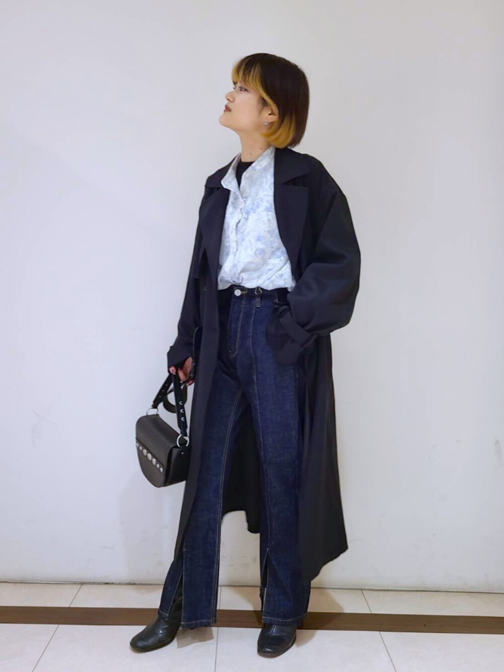 「トレンチコート、春コーデ、デニムパンツ、ショートブーツ、パンツスタイル、ハイネックニット、着回し抜群、PAGEBOY、オトナカジュアル、レイヤードスタイル」｜「PAGEBOYのリブハイネックニットロングスリーブ（ニット/セーター、ブラック系）」を使った、トリマイ🐣さん（レディース・154cm）の冬コーディネートの1枚目の写真