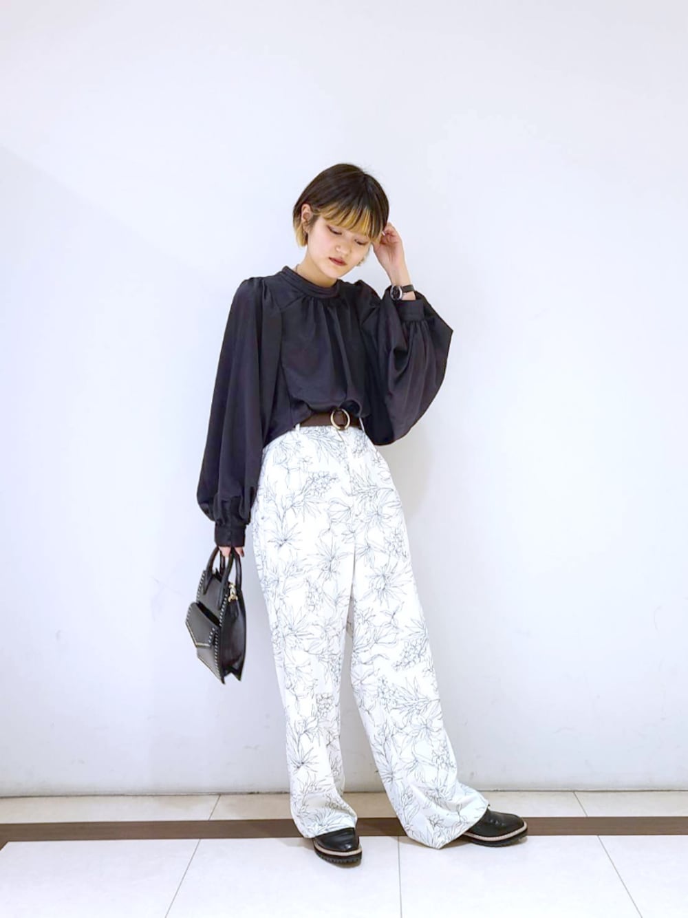 「花柄、モード、ローファー、春コーデ、ブラウス、シャツ、低身長、休日コーデ、タックイン、PAGEBOY」｜「PAGEBOYのボリュームスリーブシャツ（シャツ/ブラウス、ブラック系）」を使った、トリマイ🐣さん（レディース・154cm）の冬コーディネートの1枚目の写真