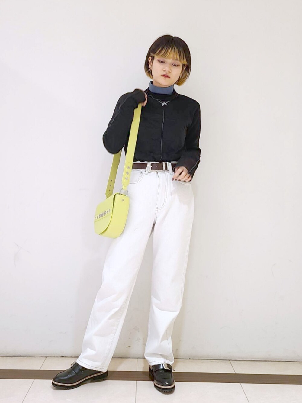 「シンプルコーデ、大人カジュアル、ハイネック、カラーニット、ホワイトデニム、レイヤードスタイル、春コーデ、PAGEBOY、ショルダーバッグ、シアートップス」｜「PAGEBOYのリブハイネックニットロングスリーブ（ニット/セーター、ブルー系）」を使った、トリマイ🐣さん（レディース・154cm）の冬コーディネートの1枚目の写真