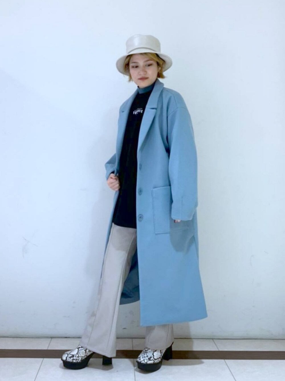 「カラーコート、PAGEBOY、レイヤードスタイル、レザーパンツ、パイソン柄、着回しコーデ、ブルー、低身長、休日スタイル、きれいめカジュアル」｜「PAGEBOYのマキシレングステーラーコート（ダウンジャケット/コート、ブルー系）」を使った、トリマイ🐣さん（レディース・154cm）の冬コーディネートの1枚目の写真