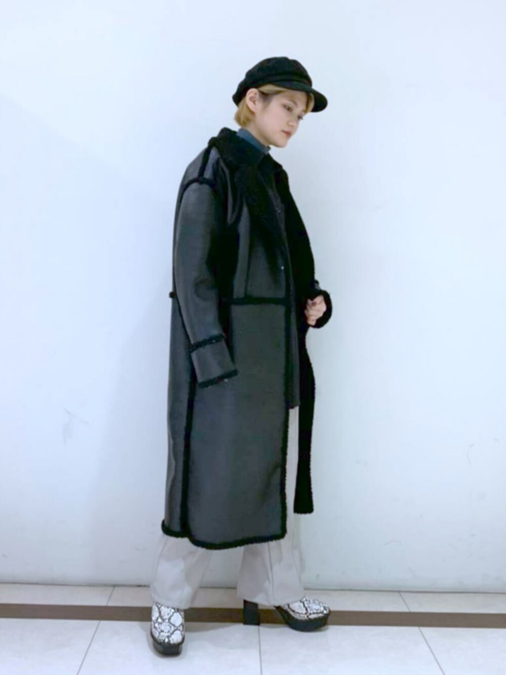 「低身長コーデ、休日スタイル、ブーツ、モノトーンコーデ、ブラック、モード、パイソン柄、PAGEBOY、ロングコート、レザー」｜「PAGEBOYの【CORE】ボアロングテーラーコート【WEB先行予約】（ジャケット/アウター、ブラック系）」を使った、トリマイ🐣さん（レディース・154cm）の冬コーディネートの1枚目の写真