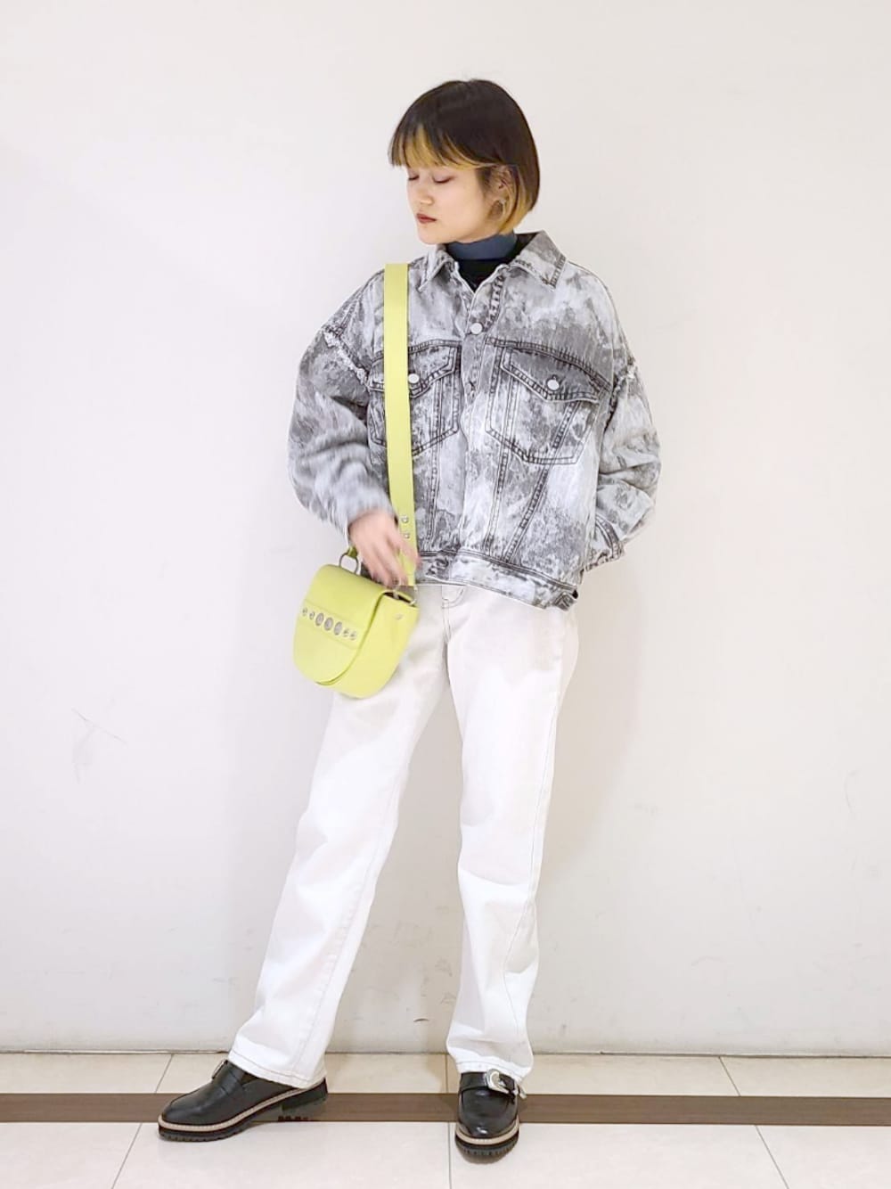 「デニムジャケット、春コーデ、私の推しブランド、PAGEBOY、デニムパンツ、ショルダーバッグ、低身長コーデ、カジュアル、春色、ニット」｜「PAGEBOYのアシッドデニムGジャン（デニムジャケット、グレー系）」を使った、トリマイ🐣さん（レディース・154cm）の冬コーディネートの1枚目の写真