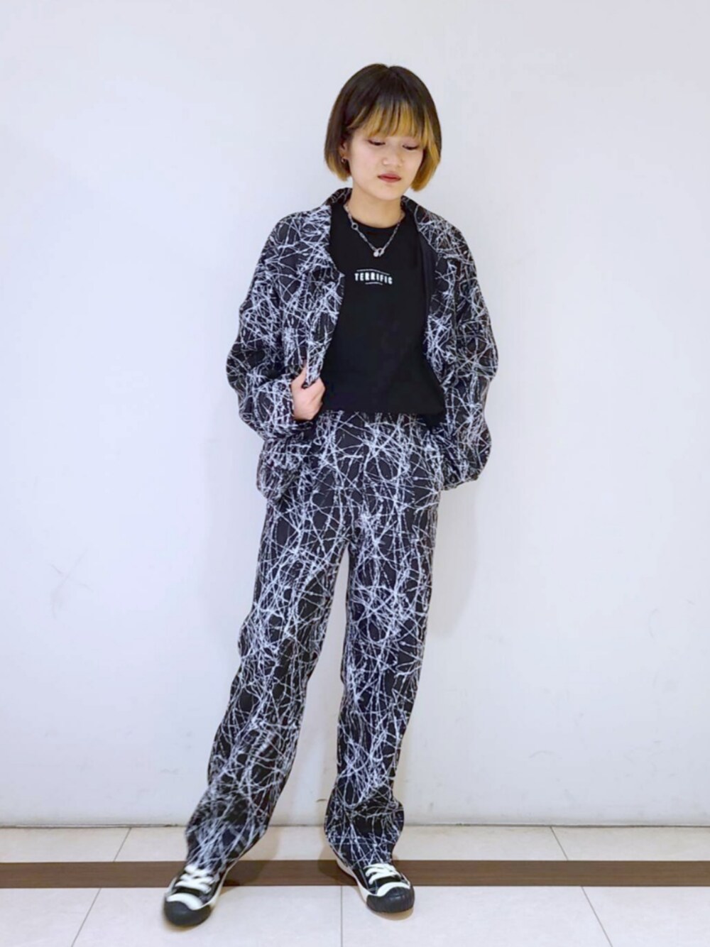 「pageboy、セットアップ、休日コーデ、カジュアル、モード、ストリート、ワントーンコーデ、オールブラック、低身長」｜「PAGEBOYの【CORE】ブラッシュペイントパンツ【WEB先行予約】（パンツ、ブラック系）」を使った、トリマイ🐣さん（レディース・154cm）の冬コーディネートの1枚目の写真