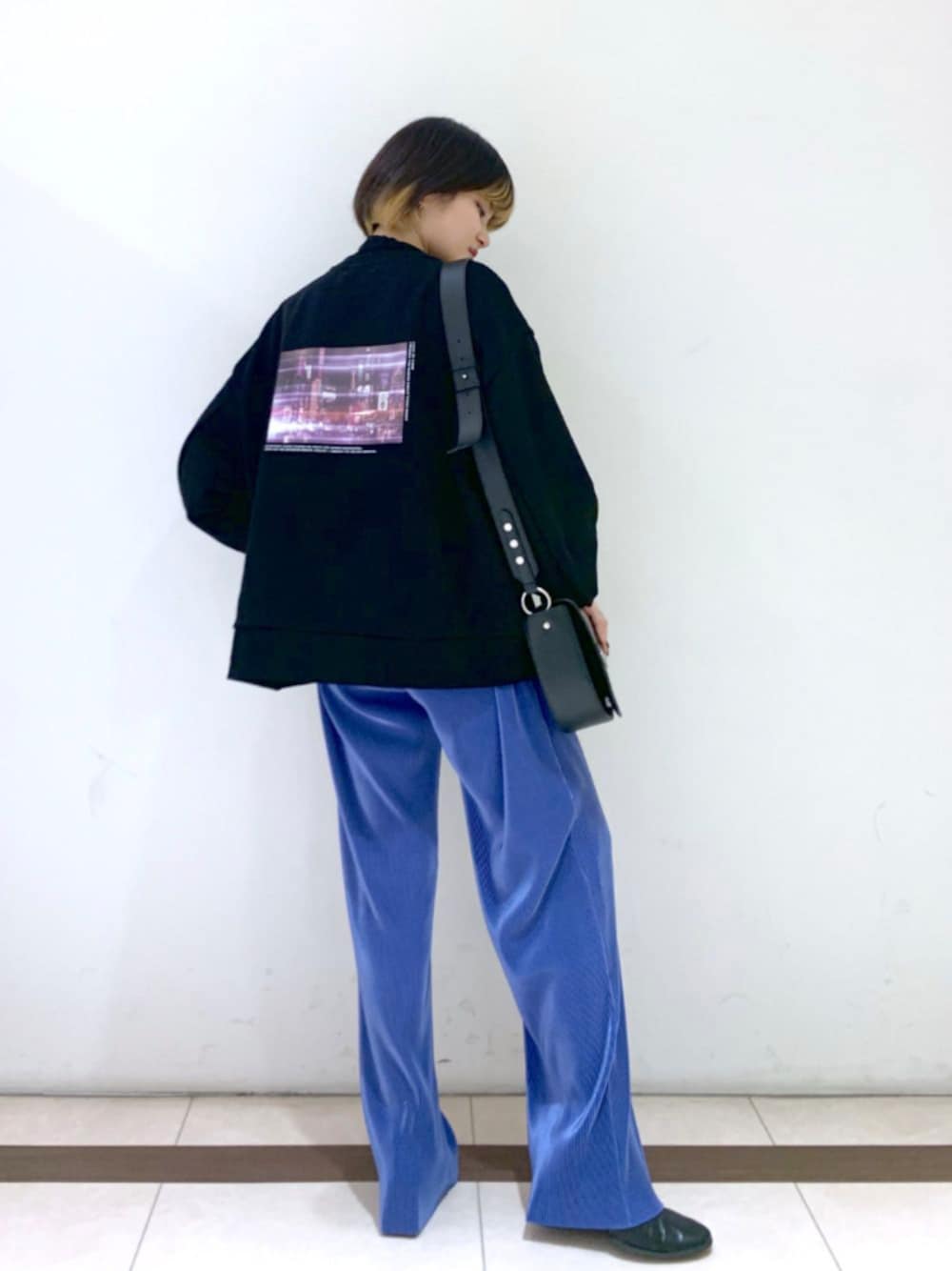 「モードストリート、ブルー、バックプリント、パンツスタイル、低身長、ブラック、pageboy、ショルダーバッグ、細見え、プリーツパンツ」｜「PAGEBOYの【裾セルフカットOK】フリーカットプリーツパンツ（その他パンツ、ブルー系）」を使った、トリマイ🐣さん（レディース・154cm）の冬コーディネートの1枚目の写真