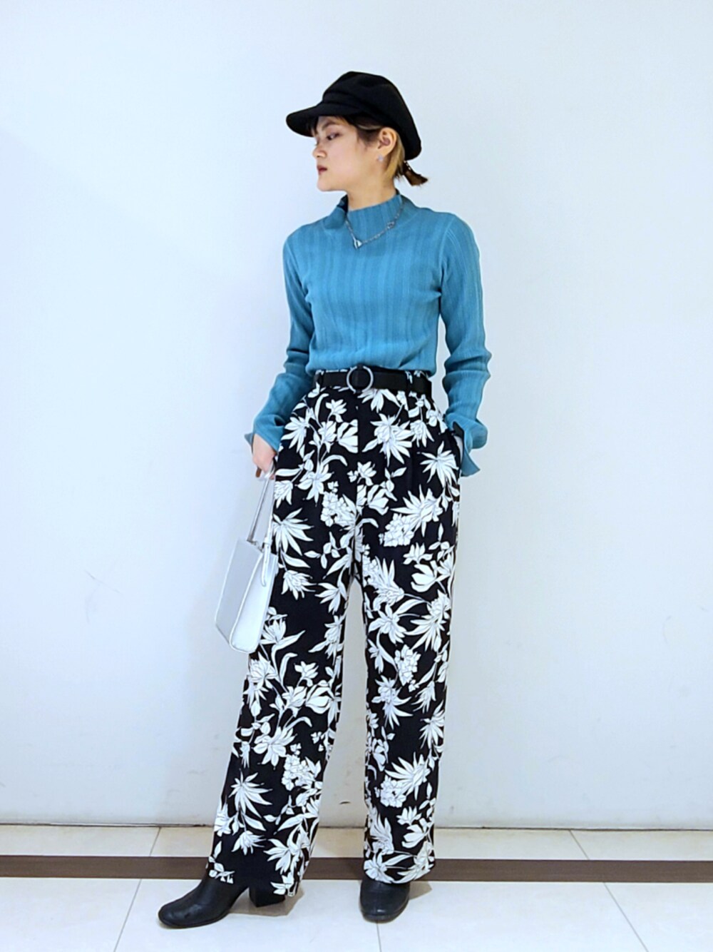 「休日コーデ、花柄、ブルー、ショートブーツ、モード、ショルダーバッグ、PAGEBOY、大人カジュアル」｜「PAGEBOYの【WEB先行予約】プリーツニットハイネックプルオーバー（トップス、ブルー系）」を使った、トリマイ🐣さん（レディース・154cm）の冬コーディネートの1枚目の写真