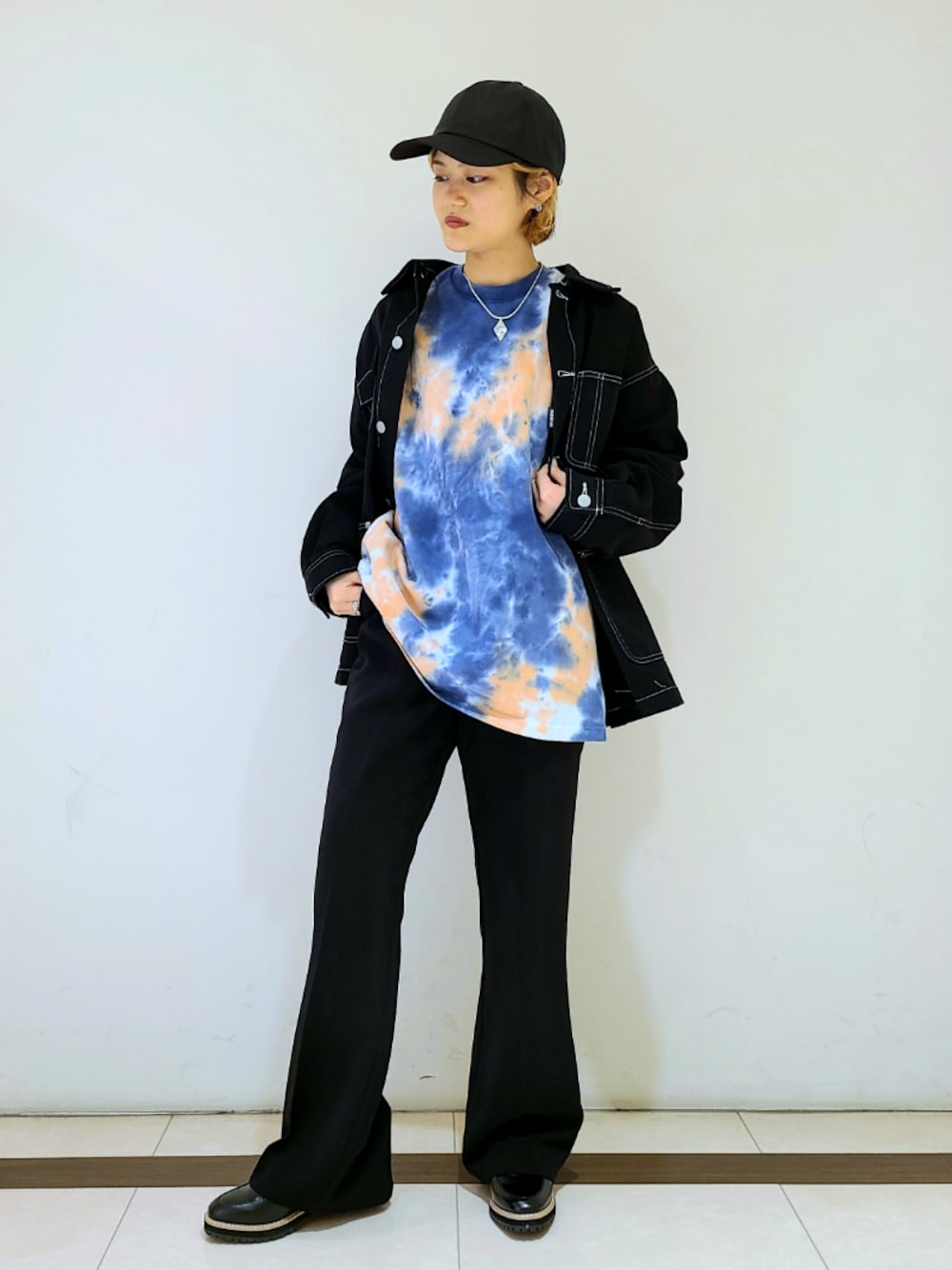 「低身長、モードストリート、タイダイ柄、メンズライク、PAGEBOY、ブルー、オレンジ、シルバーアクセサリー」｜「PAGEBOYの【PAGEBOYLIM】タイダイロンＴ【WEB先行予約】（トップス、オレンジ系）」を使った、トリマイ🐣さん（レディース・154cm）の冬コーディネートの1枚目の写真