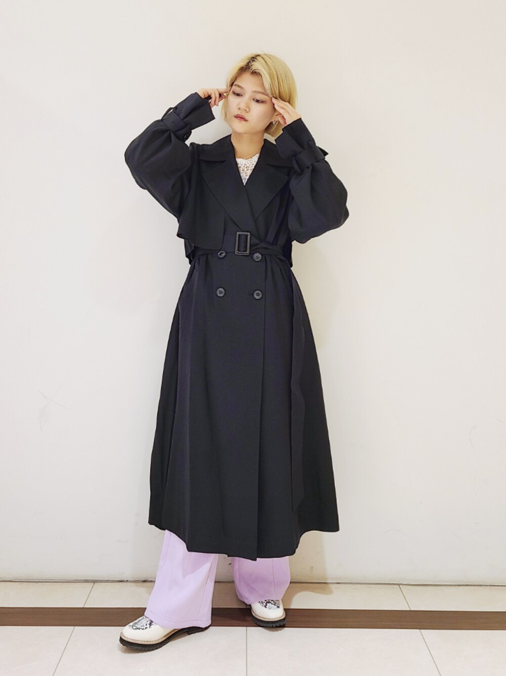 「PAGEBOY、トレンチコート、大人カジュアル、シンプル、春アウター、パイソン柄、ローファー、ロングコート、低身長コーデ」｜「PAGEBOYのテンセルスマートトレンチコート（トレンチコート、ブラック系）」を使った、トリマイ🐣さん（レディース・154cm）の春コーディネートの1枚目の写真