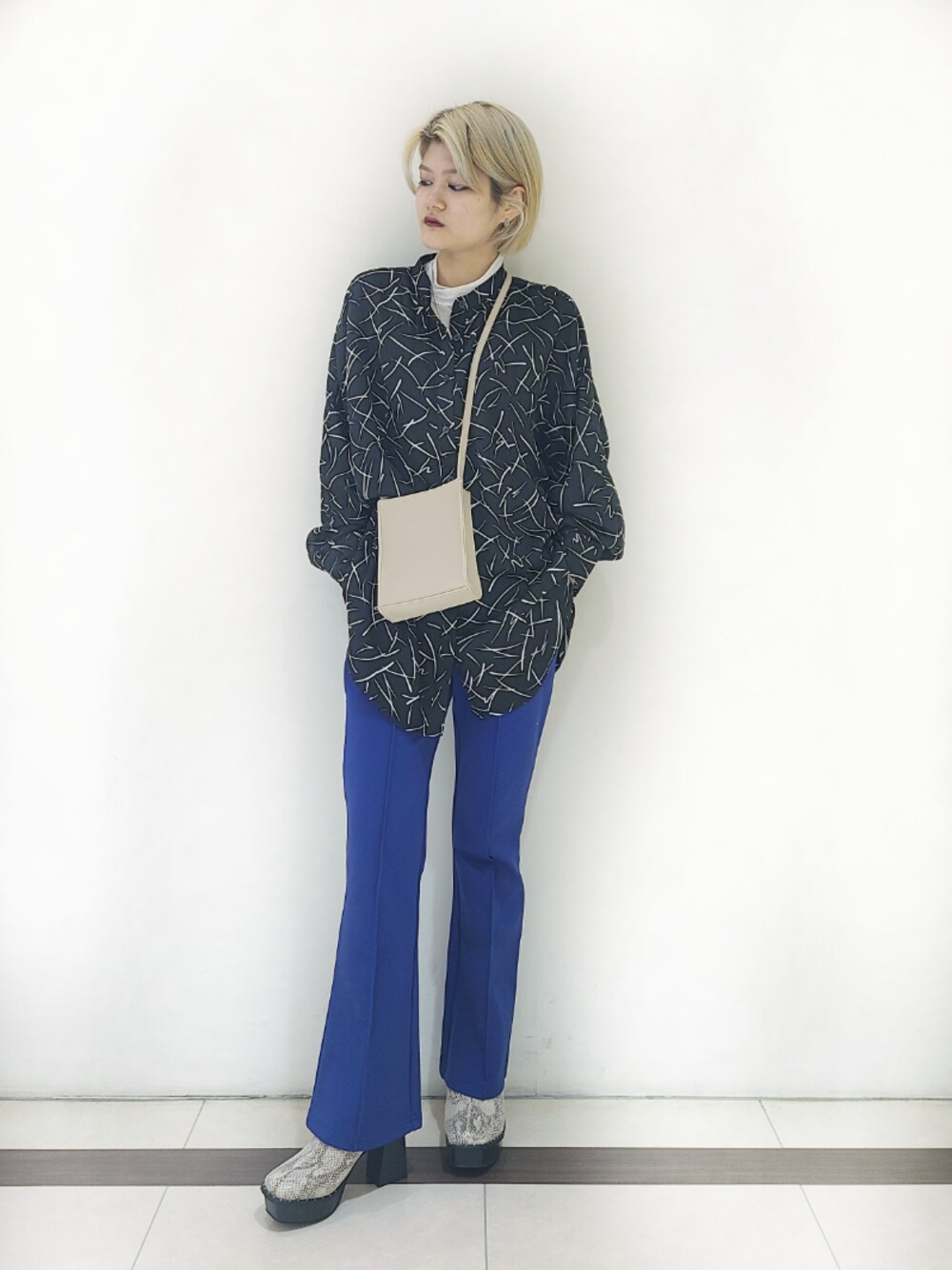 「PAGEBOY、春コーデ、休日スタイル、カラーパンツ、柄シャツ、パイソン柄、低身長コーデ、モード、レイヤードスタイル」｜「PAGEBOYのモードラインアートシャツ（シャツ/ブラウス、ブラック系）」を使った、トリマイ🐣さん（レディース・154cm）の春コーディネートの1枚目の写真