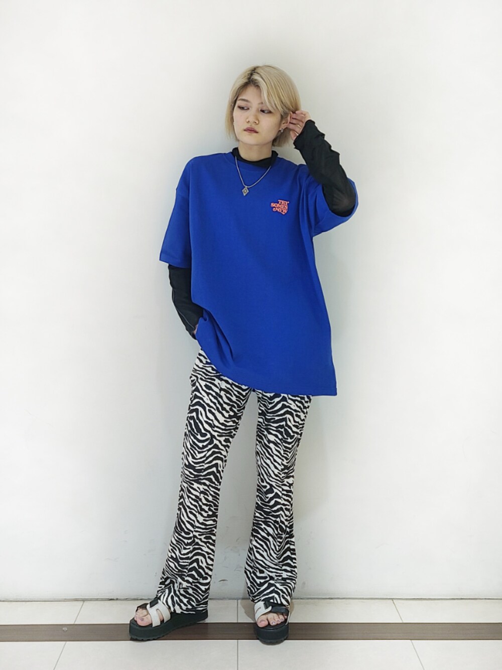「春服、ゼブラ柄、柄パンツ、ブルー、ストリート、PAGEBOY、低身長コーデ、レイヤードスタイル、フレアパンツ」｜「PBLIMの【PAGEBOYLIM】トライメッセージT（Tシャツ/カットソー、ブルー系）」を使った、トリマイ🐣さん（レディース・154cm）の春コーディネートの1枚目の写真