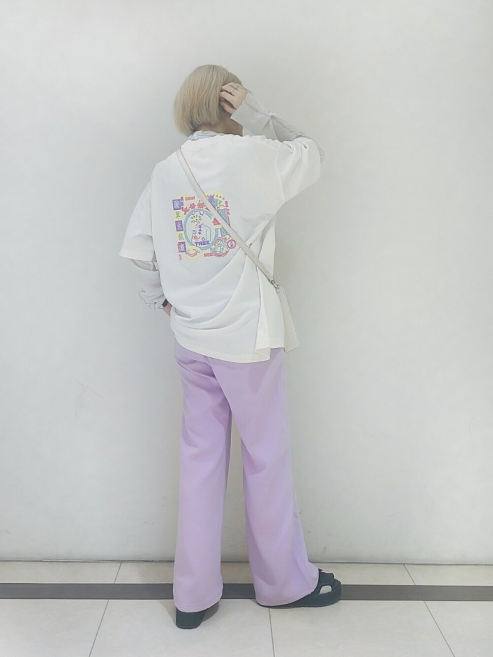 「PAGEBOY、ストリート、チャイナ、スポーツサンダル、カラーパンツ、ピンク、低身長コーデ、休日コーデ、春コーデ、パンツスタイル」｜「PAGEBOYのシアータートルロングスリーブ（Tシャツ/カットソー、ホワイト系）」を使った、トリマイ🐣さん（レディース・154cm）の春コーディネートの1枚目の写真