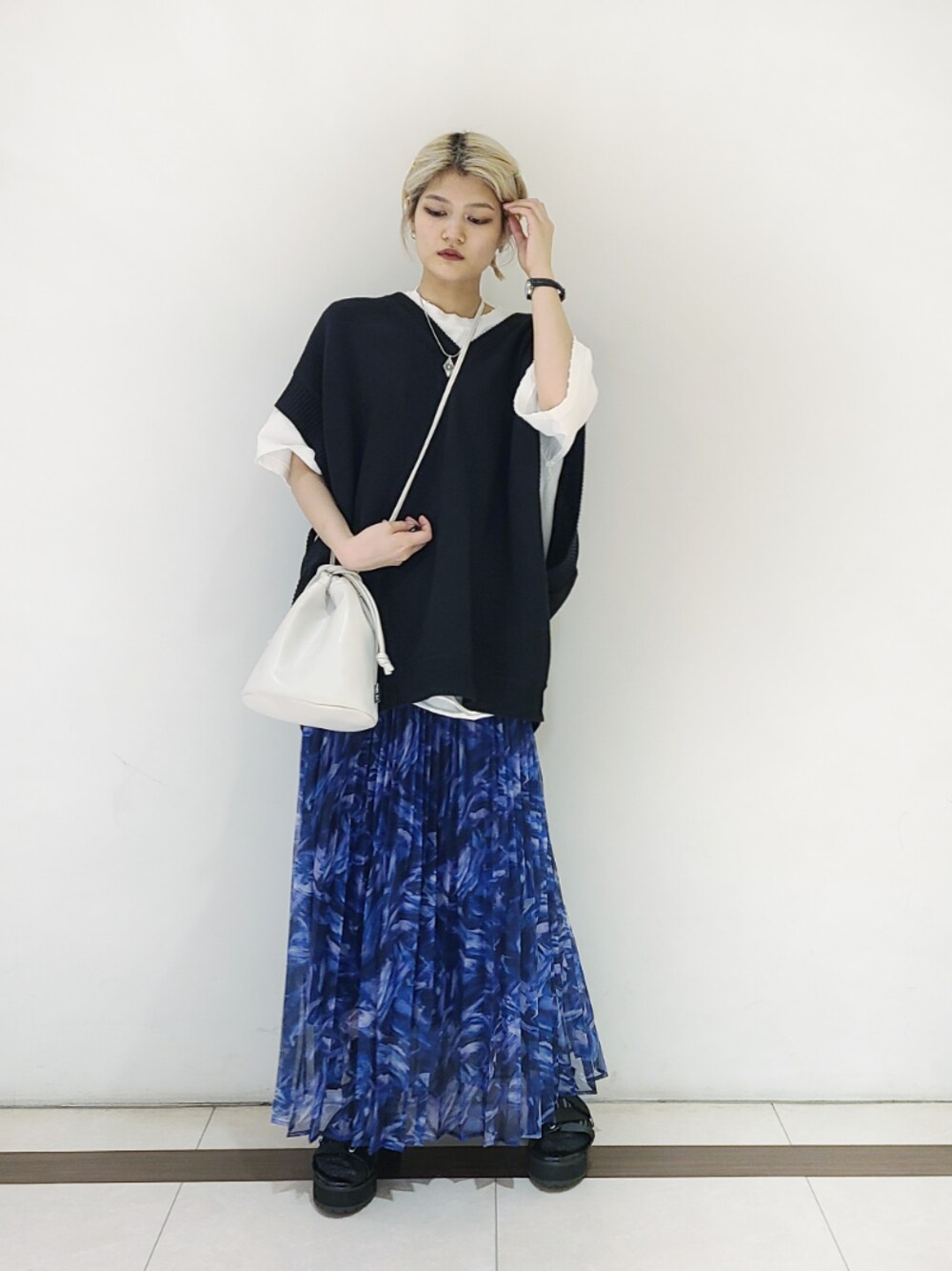 「春コーデ、レイヤードスタイル、PAGEBOY、ビックシルエット、カジュアル、低身長コーデ、オーバーサイズ、スカート」｜「PBLIMの【PAGEBOYLIM】パンキッシュトップス（Tシャツ/カットソー、ホワイト系）」を使った、トリマイ🐣さん（レディース・154cm）の春コーディネートの1枚目の写真