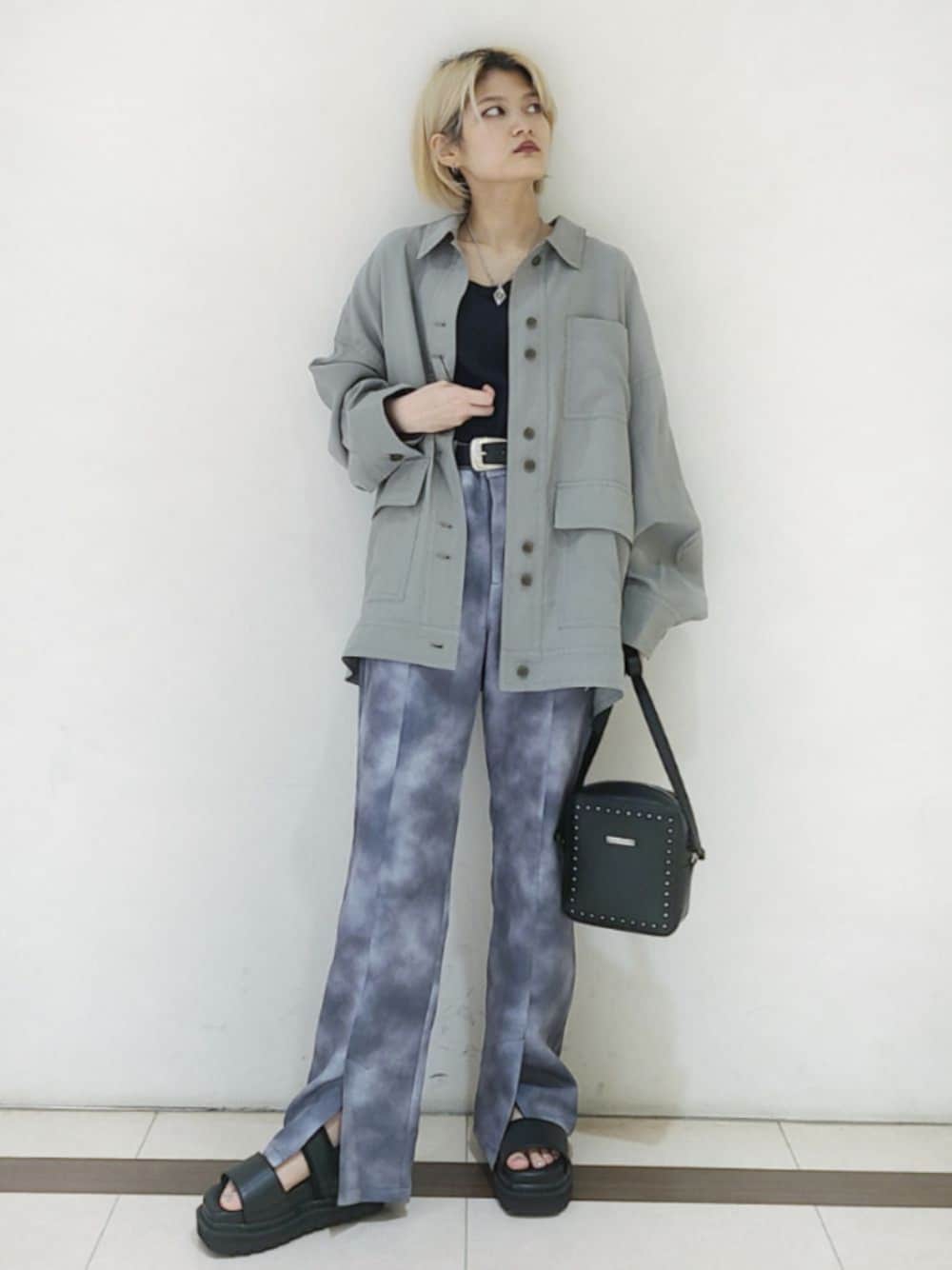 「休日コーデ、シンプル、シャツスタイル、きれいめカジュアル、春夏コーデ、PAGEBOY、スポーツサンダル、柄パンツ」｜「PAGEBOYのモードバックルベルト2（ベルト、ブラック系）」を使った、トリマイ🐣さん（レディース・154cm）の春コーディネートの1枚目の写真