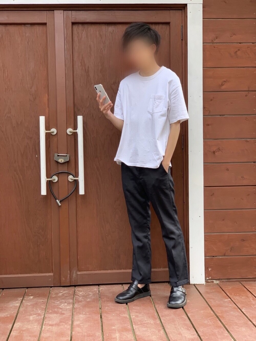 ブラック系のその他パンツ、ホワイト系のTシャツ/カットソー、ブラック系のその他シューズを着用したメンズの夏コーディネートの1枚目の写真