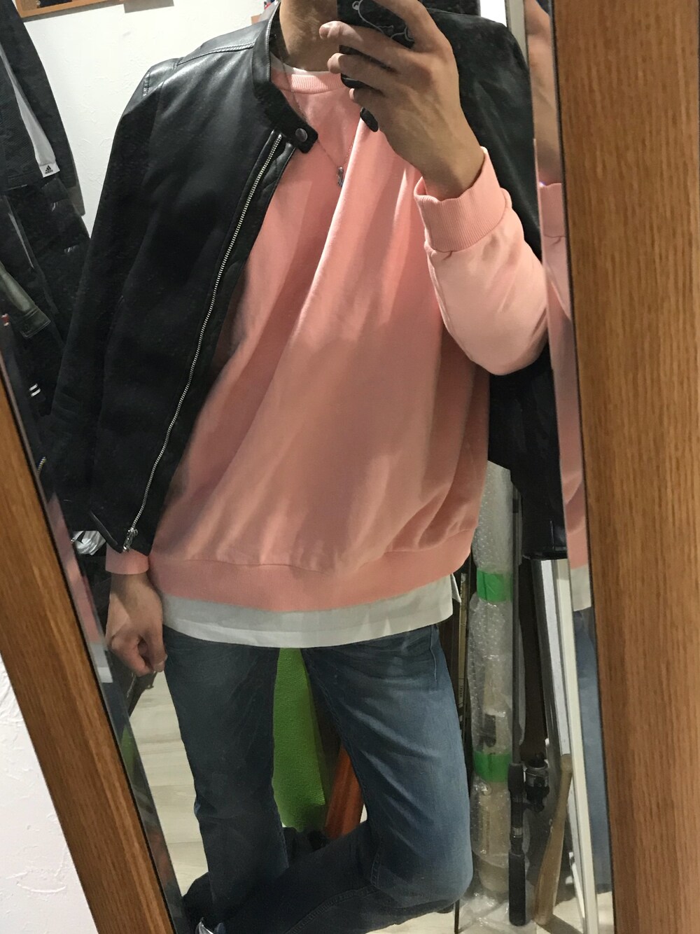 「春コーデ、デニムパンツ、ライダース、スウェット、ピンクベージュ」｜「HIDEAWAYS NICOLEのアイテム（デニムパンツ、ブルー系）」を使った、中内大登さん（メンズ・185cm）の冬コーディネートの1枚目の写真