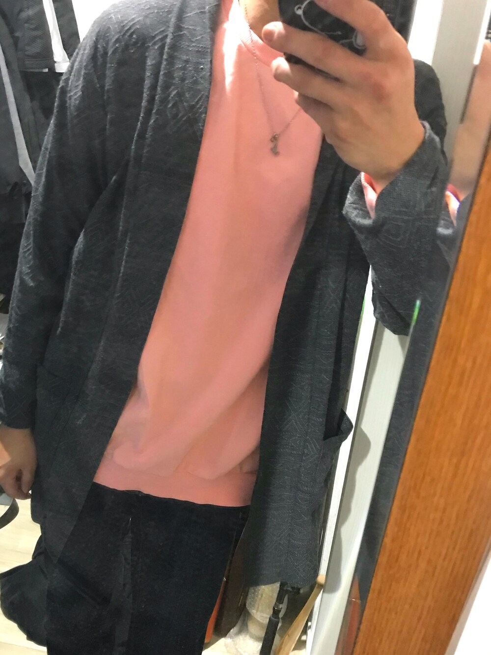 「はるコーデ、ユニクロ、スウェット、デニムパンツ、カーディガン」｜「UNIQLOのアイテム（デニムパンツ、ブルー系）」を使った、中内大登さん（メンズ・185cm）の春コーディネートの1枚目の写真