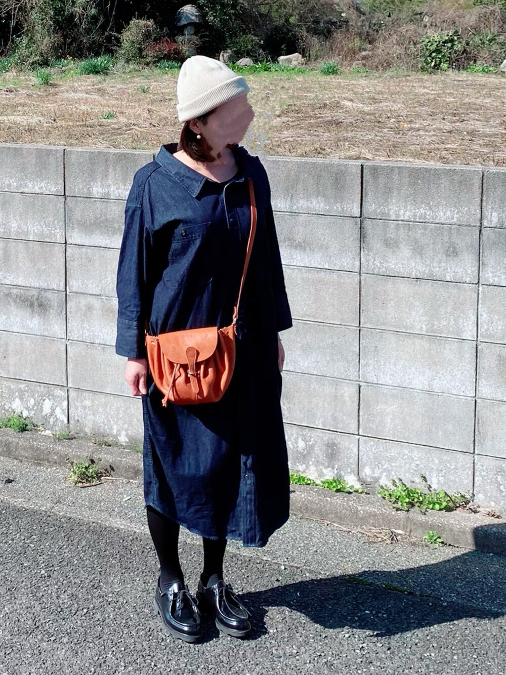 「オトナカジュアル、おしゃれさんと繋がりたい、お出かけコーデ、こなれ感、シャツワンピ、春コーデ、ブルー、オトナ女子、シンプル、ゆるコーデ」｜「IL BISONTEのアイテム（ショルダーバッグ、オレンジ系）」を使った、Chance♡さん（レディース・160cm）の冬コーディネートの1枚目の写真